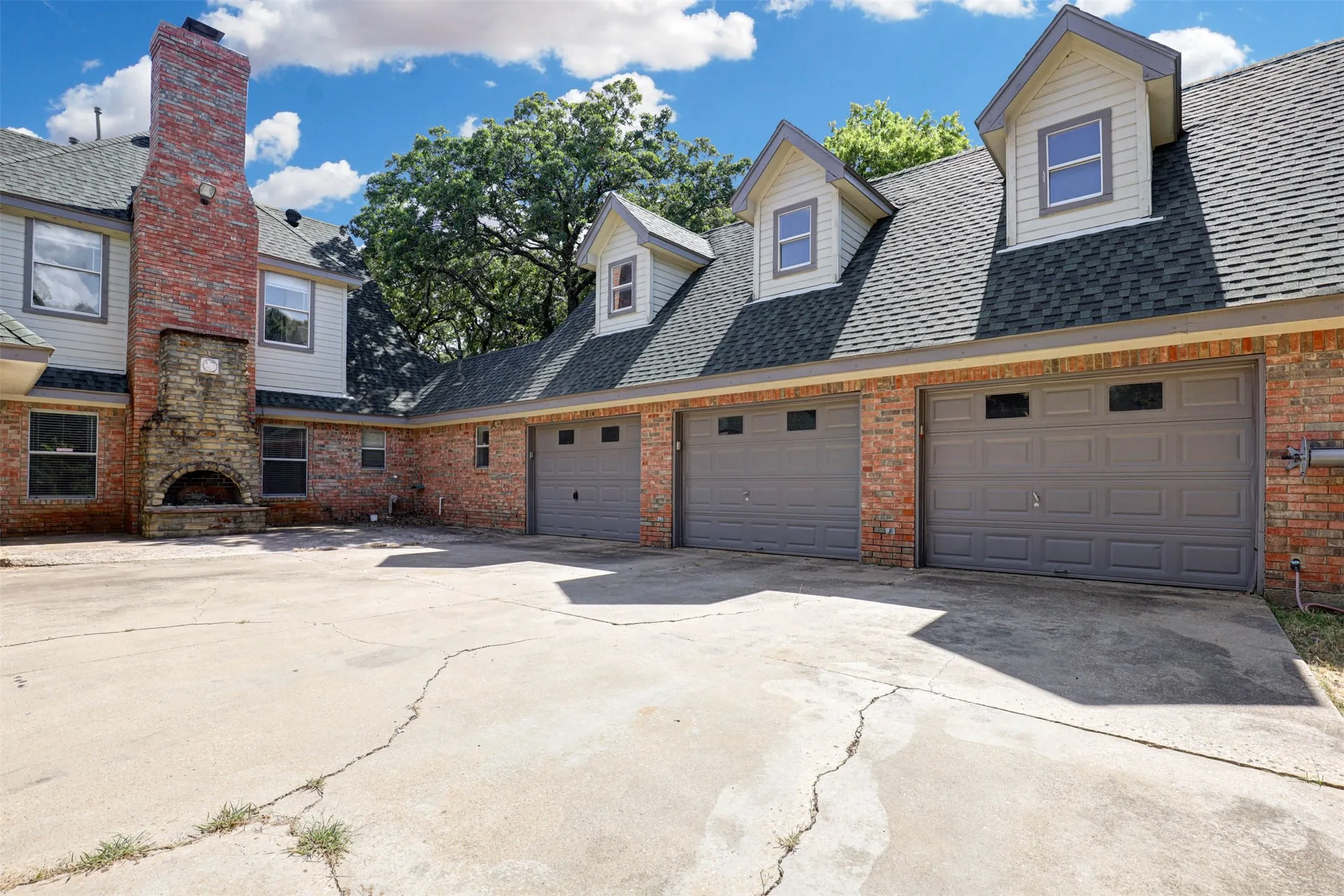 Single Family Residence For Sale in Tarrant County , 104 W Ash Lane, Euless, Texas 76039, 3 Bedroom, 3 Bathroom, 3 Garage spaces, 3,270 Sqft, built in 1995, mls#21326077, Real Estate Agent in Euless, Homes For Sale in Tarrant county, Homes For Sale in Euless, Realtor in Euless Texas, Real Estate Brokerage Independent Realty Texas, Luminita Cordes Realtor