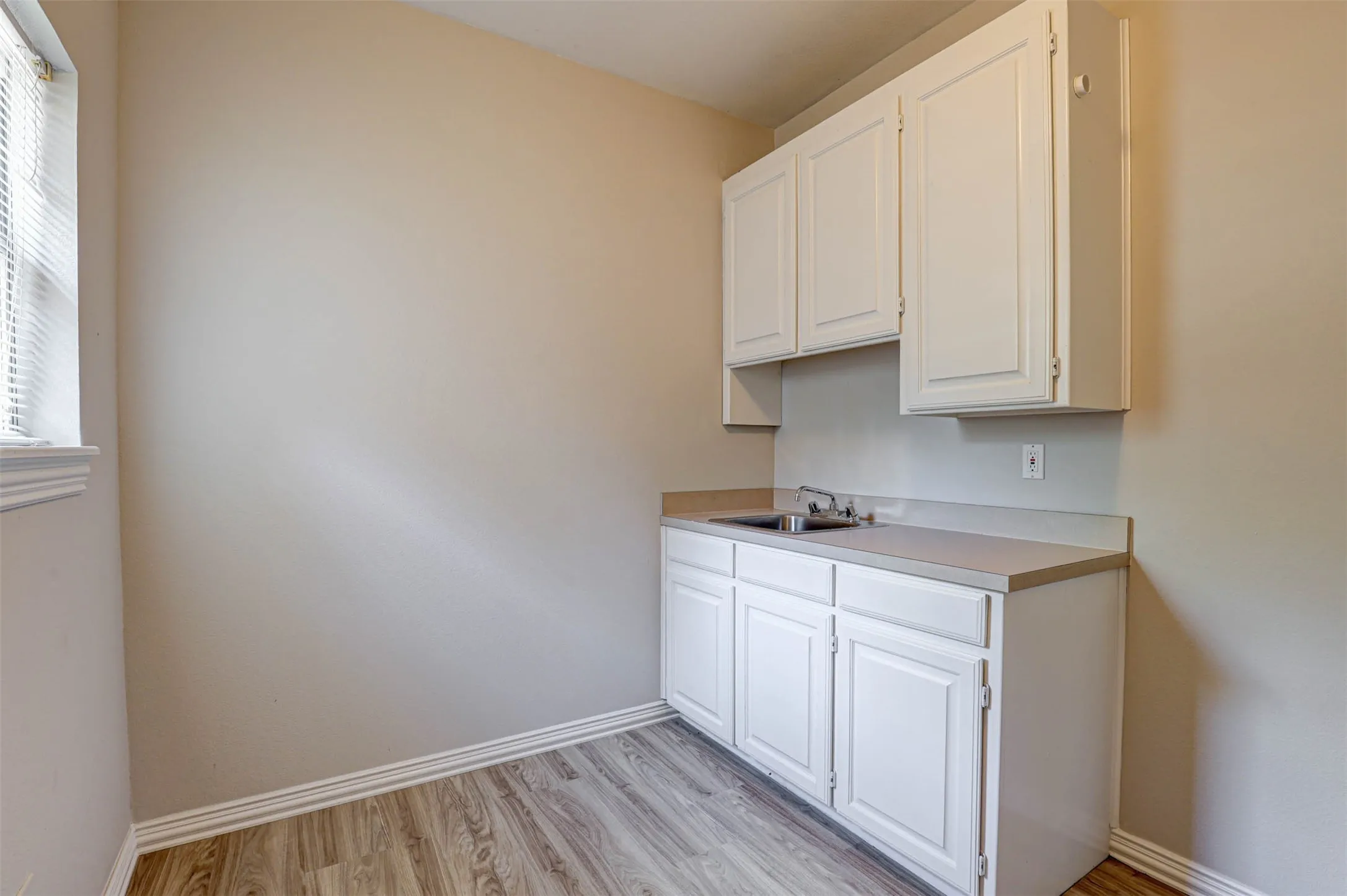 Single Family Residence For Sale in Tarrant County , 104 W Ash Lane, Euless, Texas 76039, 3 Bedroom, 3 Bathroom, 3 Garage spaces, 3,270 Sqft, built in 1995, mls#21326077, Real Estate Agent in Euless, Homes For Sale in Tarrant county, Homes For Sale in Euless, Realtor in Euless Texas, Real Estate Brokerage Independent Realty Texas, Luminita Cordes Realtor