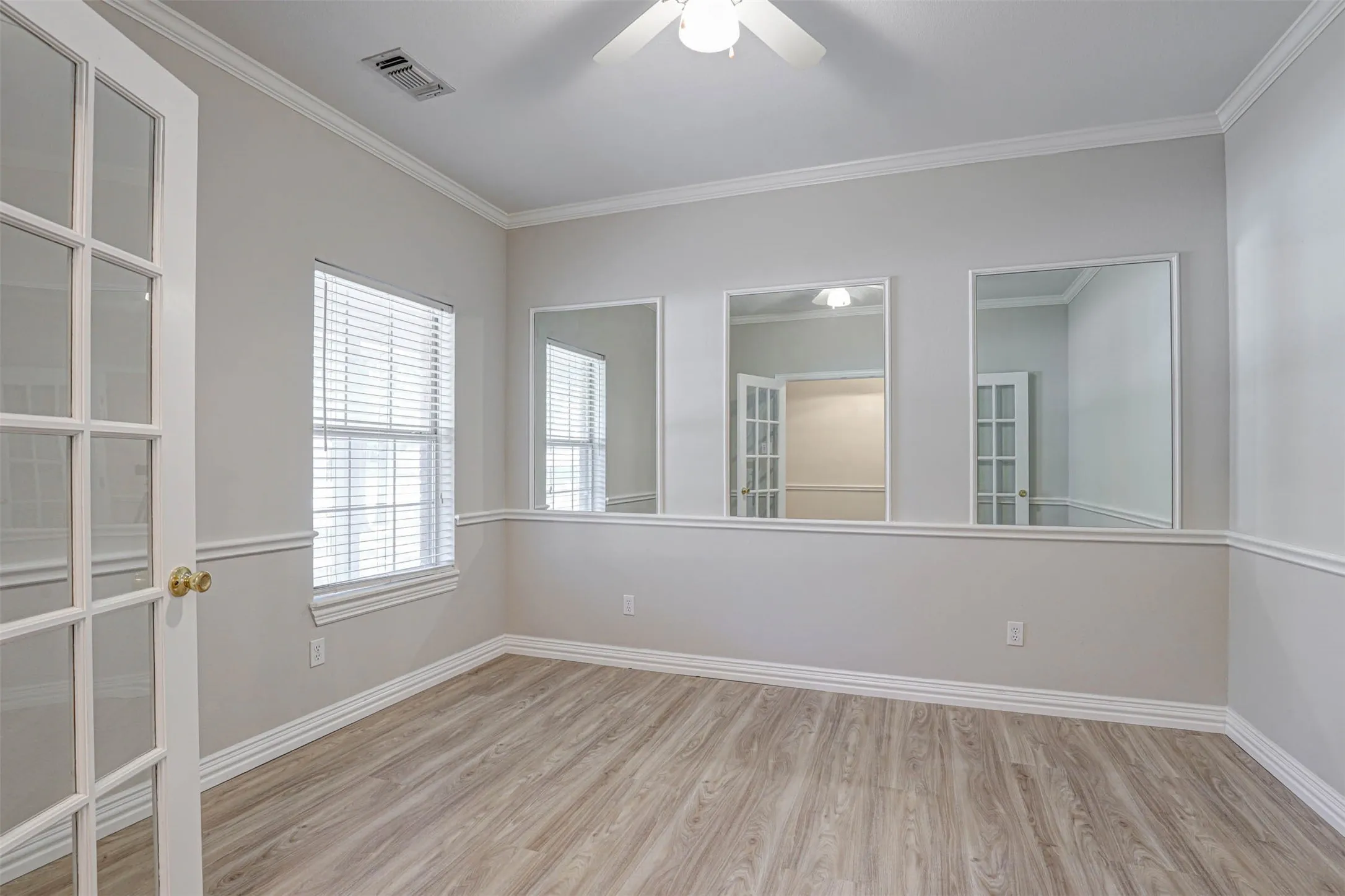 Single Family Residence For Sale in Tarrant County , 104 W Ash Lane, Euless, Texas 76039, 3 Bedroom, 3 Bathroom, 3 Garage spaces, 3,270 Sqft, built in 1995, mls#21326077, Real Estate Agent in Euless, Homes For Sale in Tarrant county, Homes For Sale in Euless, Realtor in Euless Texas, Real Estate Brokerage Independent Realty Texas, Luminita Cordes Realtor