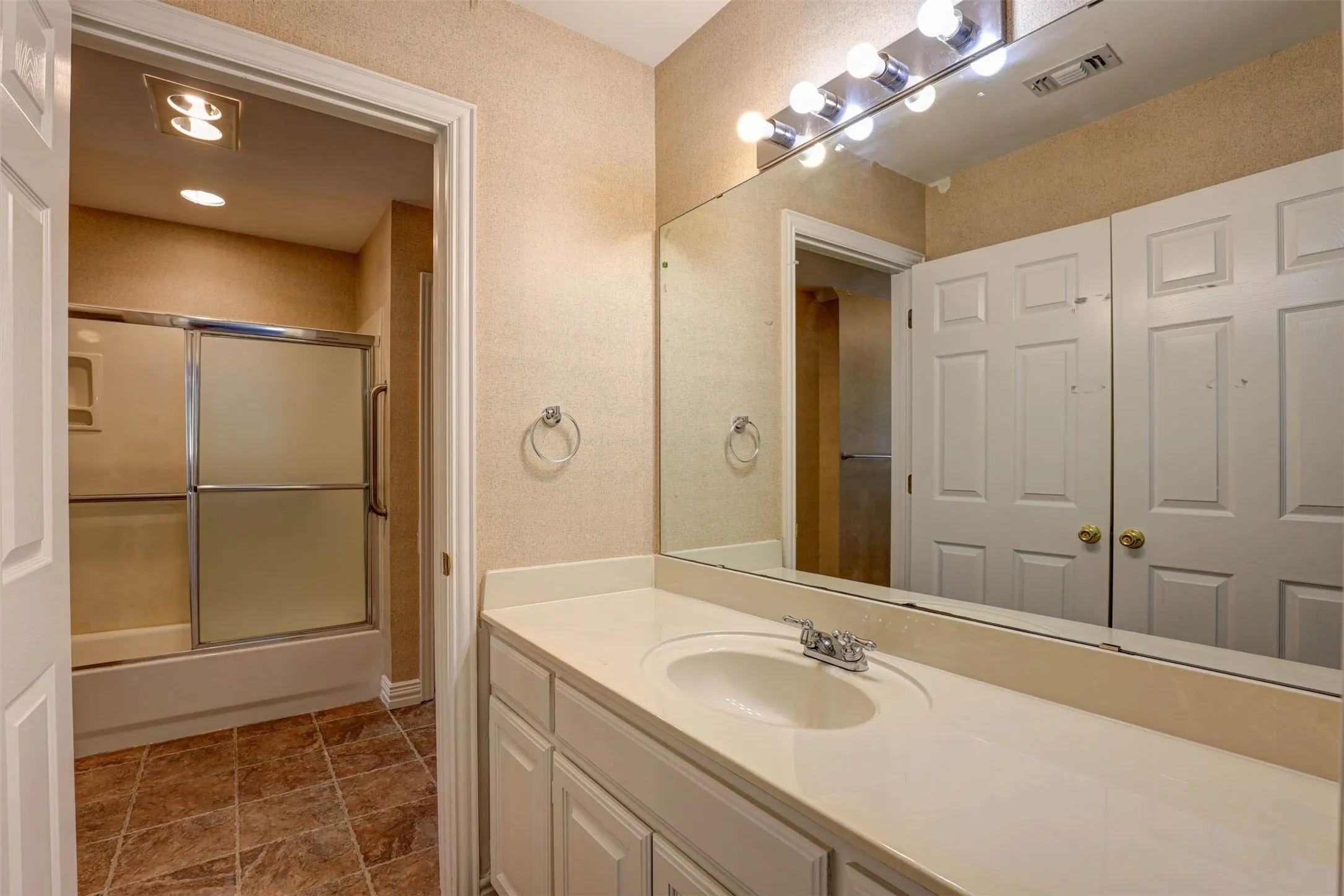 Single Family Residence For Sale in Tarrant County , 104 W Ash Lane, Euless, Texas 76039, 3 Bedroom, 3 Bathroom, 3 Garage spaces, 3,270 Sqft, built in 1995, mls#21326077, Real Estate Agent in Euless, Homes For Sale in Tarrant county, Homes For Sale in Euless, Realtor in Euless Texas, Real Estate Brokerage Independent Realty Texas, Luminita Cordes Realtor