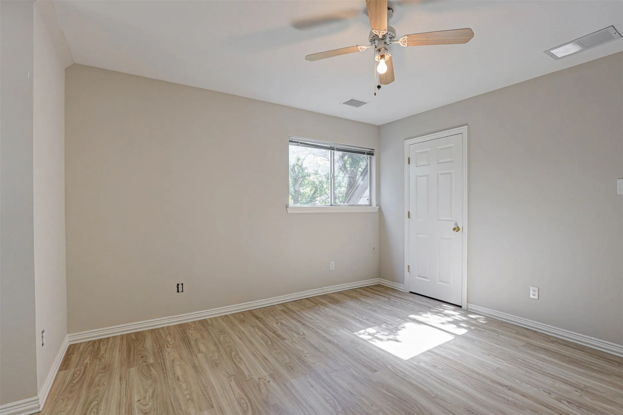 Single Family Residence For Sale in Tarrant County , 104 W Ash Lane, Euless, Texas 76039, 3 Bedroom, 3 Bathroom, 3 Garage spaces, 3,270 Sqft, built in 1995, mls#21326077, Real Estate Agent in Euless, Homes For Sale in Tarrant county, Homes For Sale in Euless, Realtor in Euless Texas, Real Estate Brokerage Independent Realty Texas, Luminita Cordes Realtor