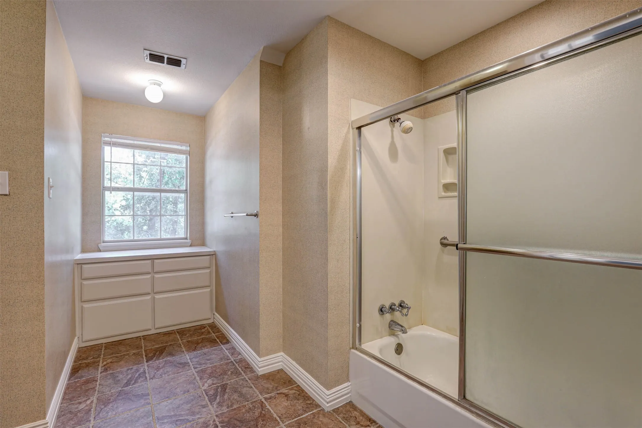 Single Family Residence For Sale in Tarrant County , 104 W Ash Lane, Euless, Texas 76039, 3 Bedroom, 3 Bathroom, 3 Garage spaces, 3,270 Sqft, built in 1995, mls#21326077, Real Estate Agent in Euless, Homes For Sale in Tarrant county, Homes For Sale in Euless, Realtor in Euless Texas, Real Estate Brokerage Independent Realty Texas, Luminita Cordes Realtor