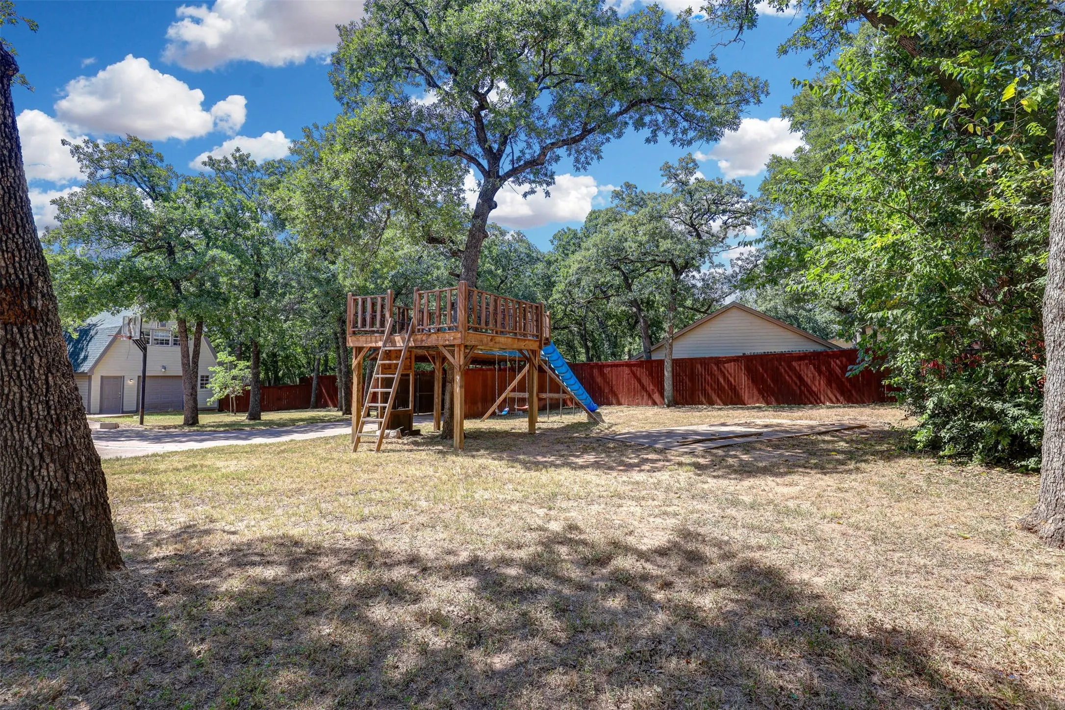 Single Family Residence For Sale in Tarrant County , 104 W Ash Lane, Euless, Texas 76039, 3 Bedroom, 3 Bathroom, 3 Garage spaces, 3,270 Sqft, built in 1995, mls#21326077, Real Estate Agent in Euless, Homes For Sale in Tarrant county, Homes For Sale in Euless, Realtor in Euless Texas, Real Estate Brokerage Independent Realty Texas, Luminita Cordes Realtor