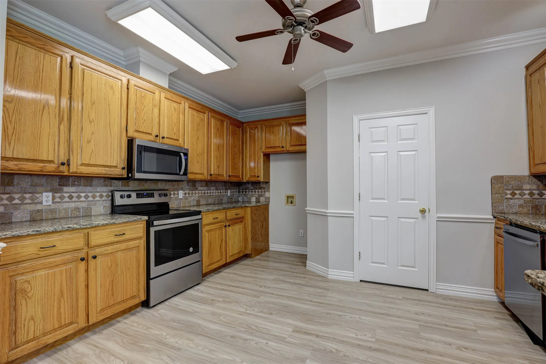 Single Family Residence For Sale in Tarrant County , 104 W Ash Lane, Euless, Texas 76039, 3 Bedroom, 3 Bathroom, 3 Garage spaces, 3,270 Sqft, built in 1995, mls#21326077, Real Estate Agent in Euless, Homes For Sale in Tarrant county, Homes For Sale in Euless, Realtor in Euless Texas, Real Estate Brokerage Independent Realty Texas, Luminita Cordes Realtor