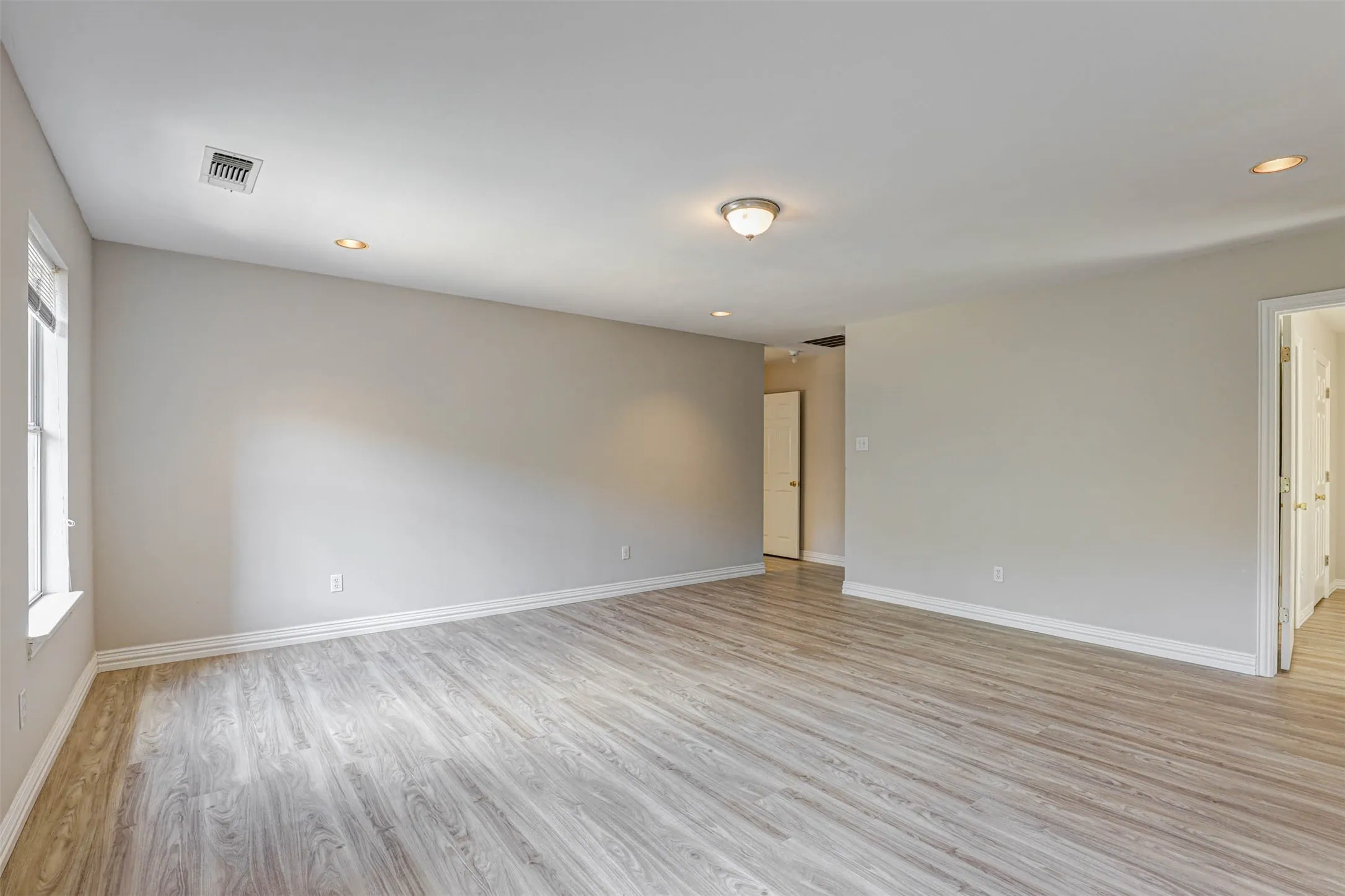 Single Family Residence For Sale in Tarrant County , 104 W Ash Lane, Euless, Texas 76039, 3 Bedroom, 3 Bathroom, 3 Garage spaces, 3,270 Sqft, built in 1995, mls#21326077, Real Estate Agent in Euless, Homes For Sale in Tarrant county, Homes For Sale in Euless, Realtor in Euless Texas, Real Estate Brokerage Independent Realty Texas, Luminita Cordes Realtor