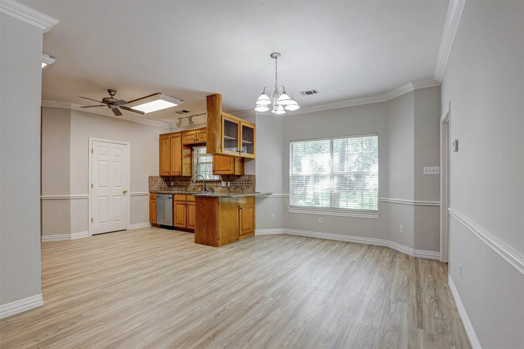 Single Family Residence For Sale in Tarrant County , 104 W Ash Lane, Euless, Texas 76039, 3 Bedroom, 3 Bathroom, 3 Garage spaces, 3,270 Sqft, built in 1995, mls#21326077, Real Estate Agent in Euless, Homes For Sale in Tarrant county, Homes For Sale in Euless, Realtor in Euless Texas, Real Estate Brokerage Independent Realty Texas, Luminita Cordes Realtor