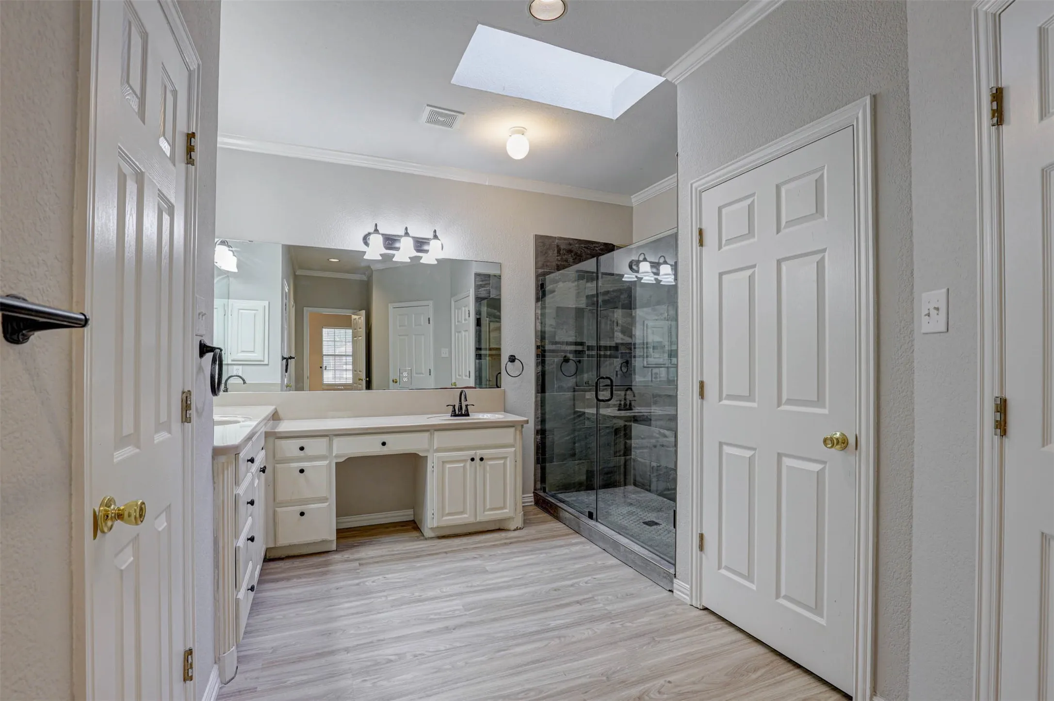 Single Family Residence For Sale in Tarrant County , 104 W Ash Lane, Euless, Texas 76039, 3 Bedroom, 3 Bathroom, 3 Garage spaces, 3,270 Sqft, built in 1995, mls#21326077, Real Estate Agent in Euless, Homes For Sale in Tarrant county, Homes For Sale in Euless, Realtor in Euless Texas, Real Estate Brokerage Independent Realty Texas, Luminita Cordes Realtor