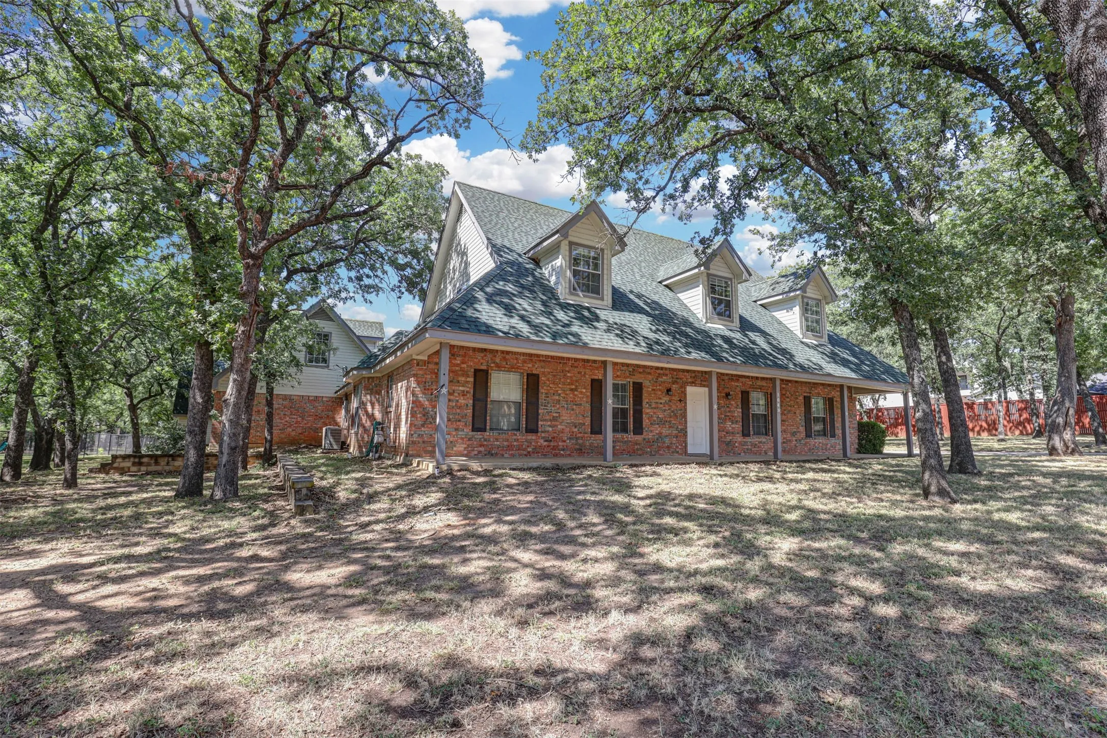 Single Family Residence For Sale in Tarrant County , 104 W Ash Lane, Euless, Texas 76039, 3 Bedroom, 3 Bathroom, 3 Garage spaces, 3,270 Sqft, built in 1995, mls#21326077, Real Estate Agent in Euless, Homes For Sale in Tarrant county, Homes For Sale in Euless, Realtor in Euless Texas, Real Estate Brokerage Independent Realty Texas, Luminita Cordes Realtor