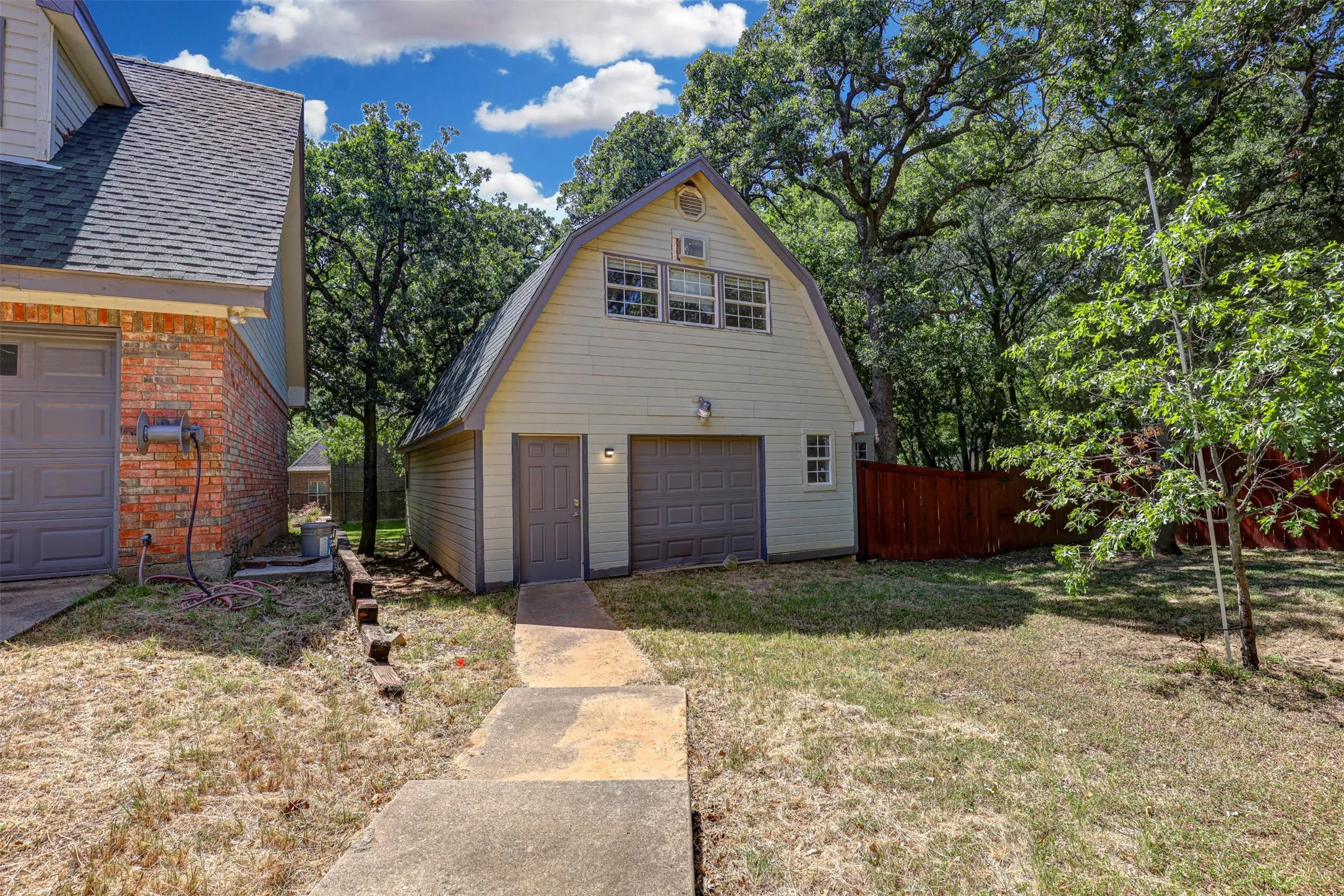Single Family Residence For Sale in Tarrant County , 104 W Ash Lane, Euless, Texas 76039, 3 Bedroom, 3 Bathroom, 3 Garage spaces, 3,270 Sqft, built in 1995, mls#21326077, Real Estate Agent in Euless, Homes For Sale in Tarrant county, Homes For Sale in Euless, Realtor in Euless Texas, Real Estate Brokerage Independent Realty Texas, Luminita Cordes Realtor
