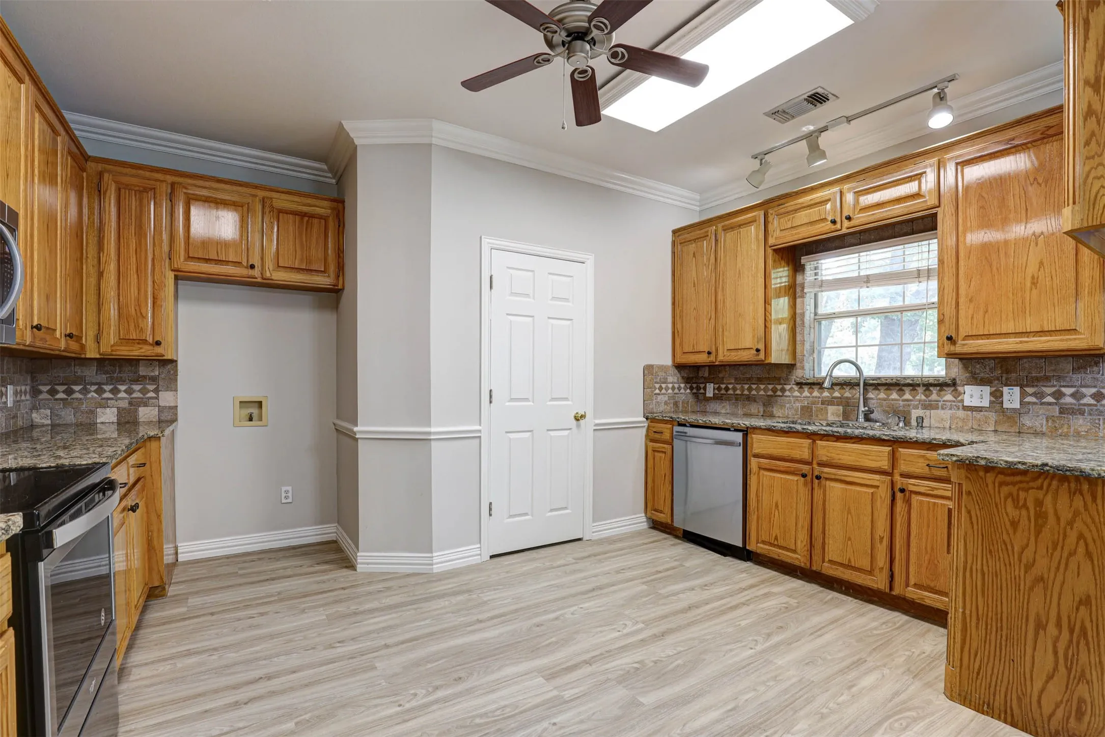 Single Family Residence For Sale in Tarrant County , 104 W Ash Lane, Euless, Texas 76039, 3 Bedroom, 3 Bathroom, 3 Garage spaces, 3,270 Sqft, built in 1995, mls#21326077, Real Estate Agent in Euless, Homes For Sale in Tarrant county, Homes For Sale in Euless, Realtor in Euless Texas, Real Estate Brokerage Independent Realty Texas, Luminita Cordes Realtor