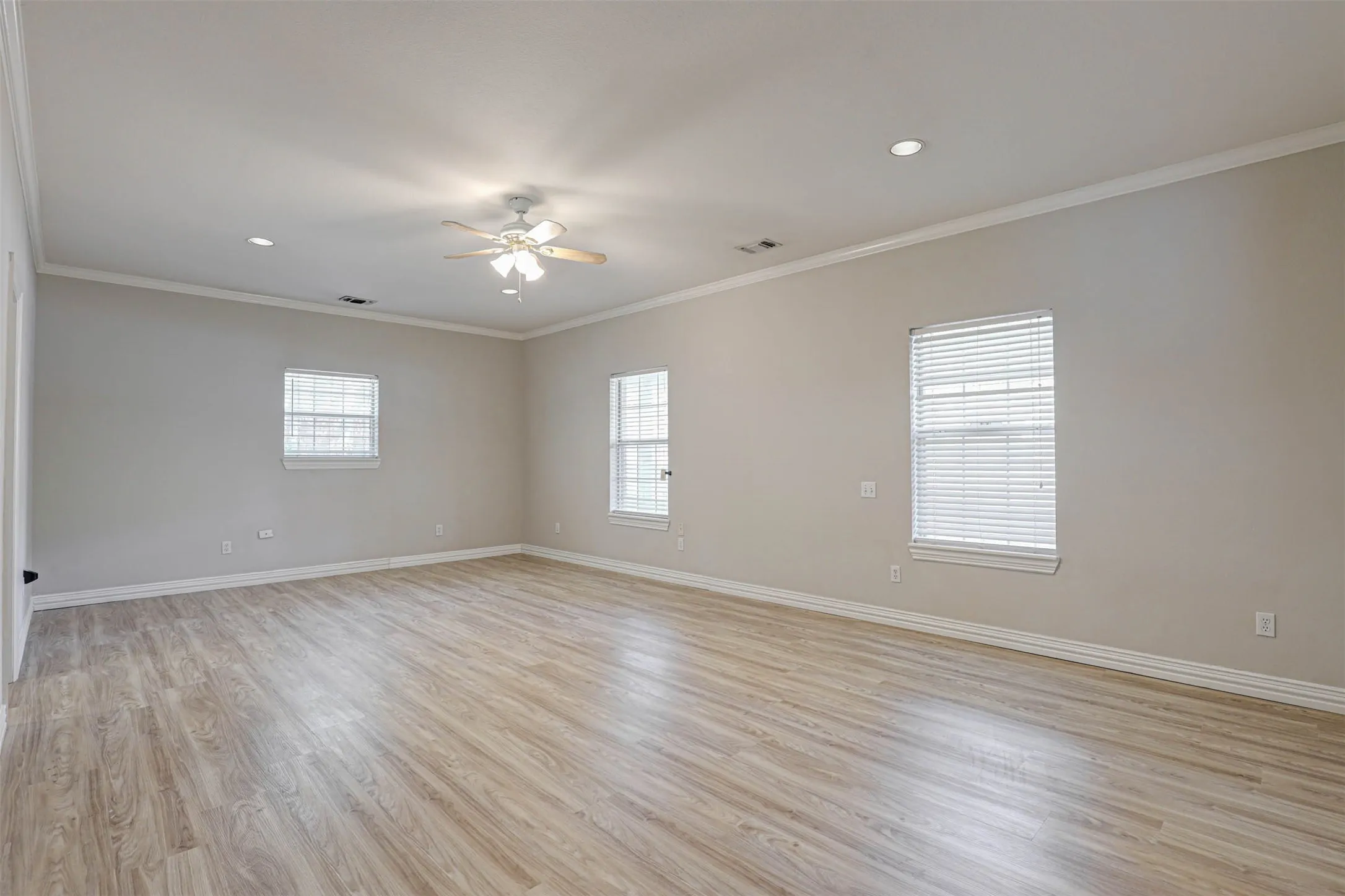 Single Family Residence For Sale in Tarrant County , 104 W Ash Lane, Euless, Texas 76039, 3 Bedroom, 3 Bathroom, 3 Garage spaces, 3,270 Sqft, built in 1995, mls#21326077, Real Estate Agent in Euless, Homes For Sale in Tarrant county, Homes For Sale in Euless, Realtor in Euless Texas, Real Estate Brokerage Independent Realty Texas, Luminita Cordes Realtor