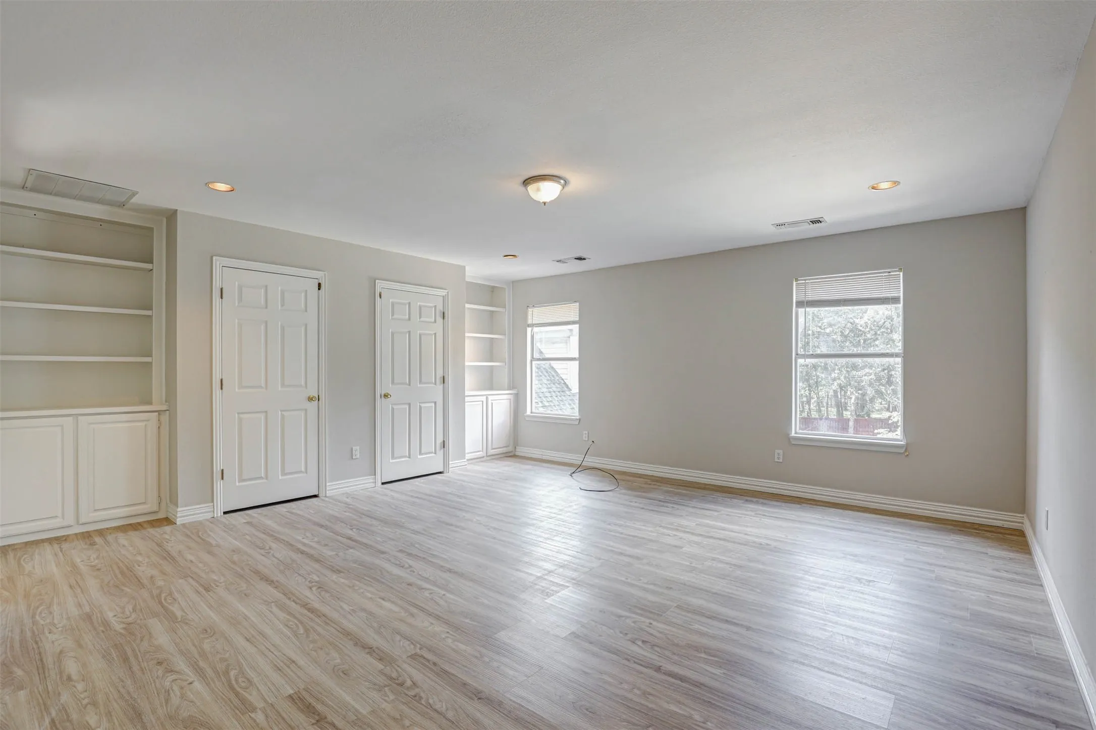 Single Family Residence For Sale in Tarrant County , 104 W Ash Lane, Euless, Texas 76039, 3 Bedroom, 3 Bathroom, 3 Garage spaces, 3,270 Sqft, built in 1995, mls#21326077, Real Estate Agent in Euless, Homes For Sale in Tarrant county, Homes For Sale in Euless, Realtor in Euless Texas, Real Estate Brokerage Independent Realty Texas, Luminita Cordes Realtor