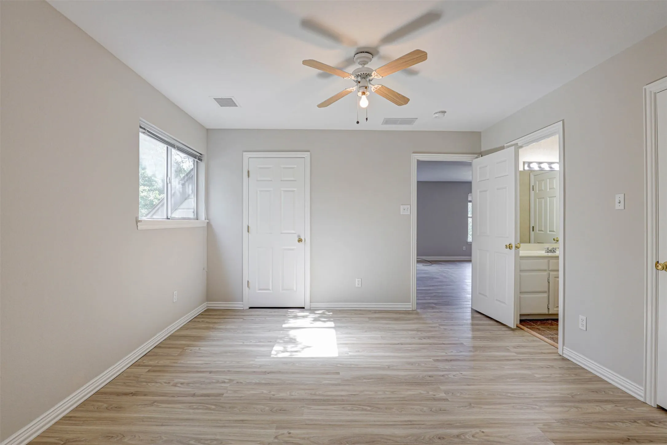 Single Family Residence For Sale in Tarrant County , 104 W Ash Lane, Euless, Texas 76039, 3 Bedroom, 3 Bathroom, 3 Garage spaces, 3,270 Sqft, built in 1995, mls#21326077, Real Estate Agent in Euless, Homes For Sale in Tarrant county, Homes For Sale in Euless, Realtor in Euless Texas, Real Estate Brokerage Independent Realty Texas, Luminita Cordes Realtor