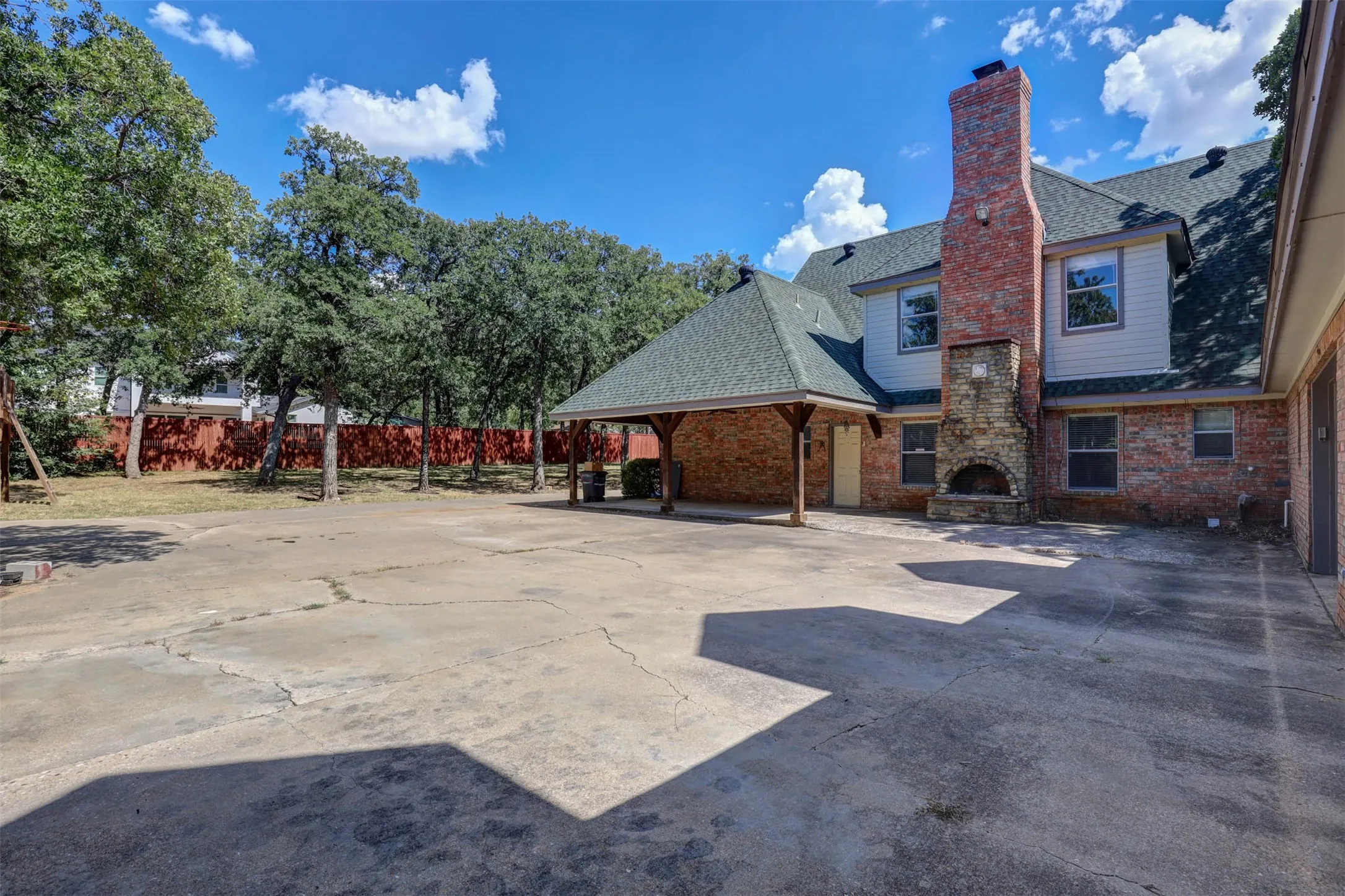 Single Family Residence For Sale in Tarrant County , 104 W Ash Lane, Euless, Texas 76039, 3 Bedroom, 3 Bathroom, 3 Garage spaces, 3,270 Sqft, built in 1995, mls#21326077, Real Estate Agent in Euless, Homes For Sale in Tarrant county, Homes For Sale in Euless, Realtor in Euless Texas, Real Estate Brokerage Independent Realty Texas, Luminita Cordes Realtor