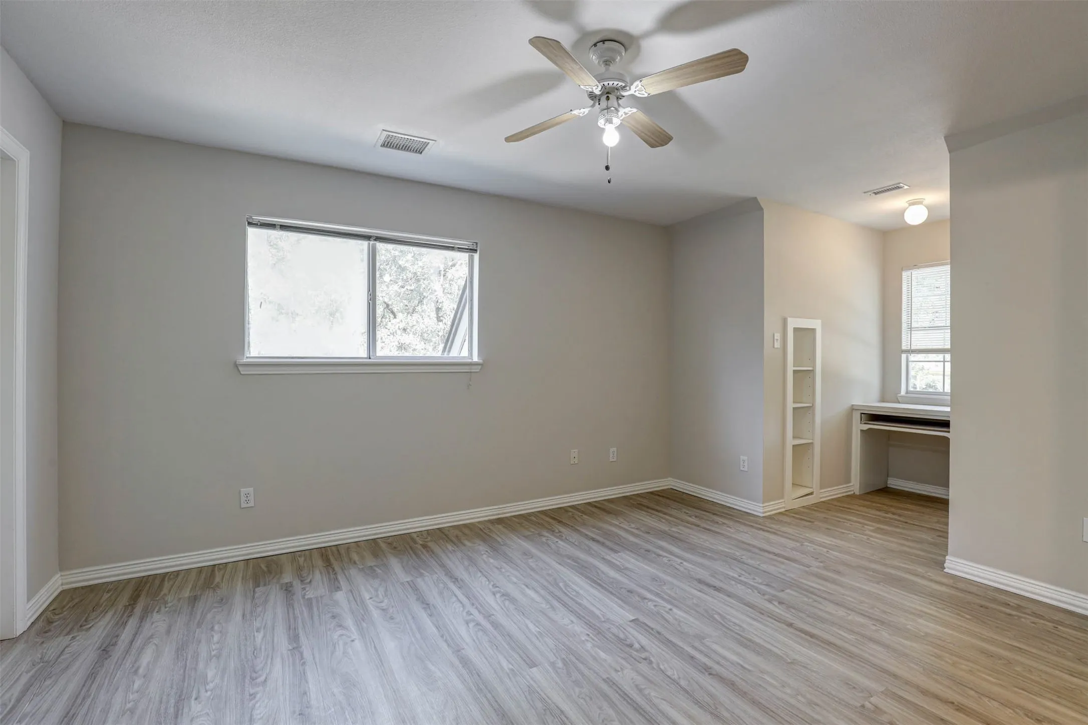 Single Family Residence For Sale in Tarrant County , 104 W Ash Lane, Euless, Texas 76039, 3 Bedroom, 3 Bathroom, 3 Garage spaces, 3,270 Sqft, built in 1995, mls#21326077, Real Estate Agent in Euless, Homes For Sale in Tarrant county, Homes For Sale in Euless, Realtor in Euless Texas, Real Estate Brokerage Independent Realty Texas, Luminita Cordes Realtor