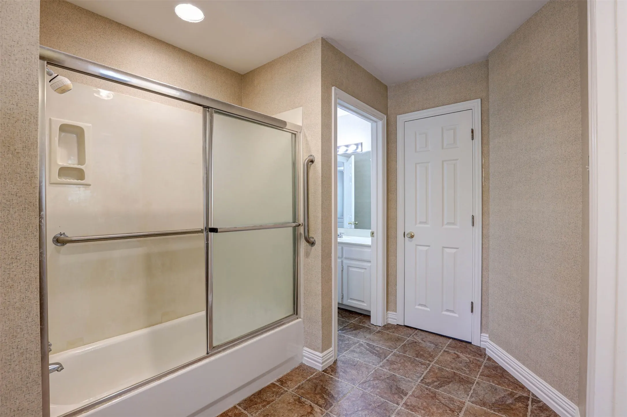 Single Family Residence For Sale in Tarrant County , 104 W Ash Lane, Euless, Texas 76039, 3 Bedroom, 3 Bathroom, 3 Garage spaces, 3,270 Sqft, built in 1995, mls#21326077, Real Estate Agent in Euless, Homes For Sale in Tarrant county, Homes For Sale in Euless, Realtor in Euless Texas, Real Estate Brokerage Independent Realty Texas, Luminita Cordes Realtor