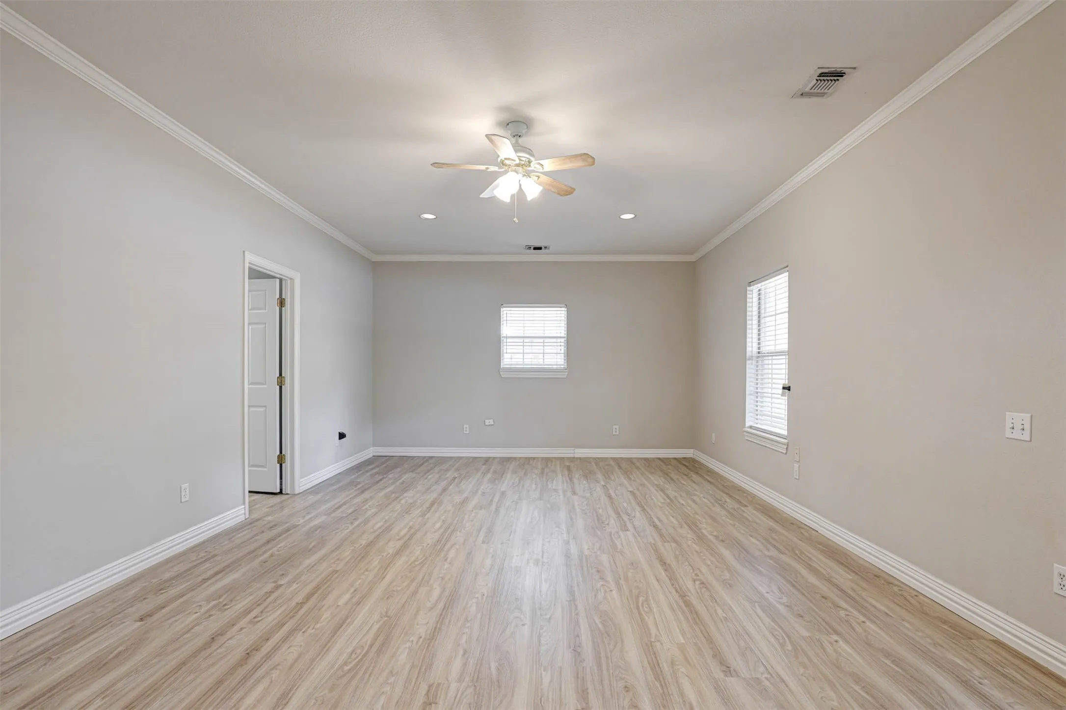 Single Family Residence For Sale in Tarrant County , 104 W Ash Lane, Euless, Texas 76039, 3 Bedroom, 3 Bathroom, 3 Garage spaces, 3,270 Sqft, built in 1995, mls#21326077, Real Estate Agent in Euless, Homes For Sale in Tarrant county, Homes For Sale in Euless, Realtor in Euless Texas, Real Estate Brokerage Independent Realty Texas, Luminita Cordes Realtor