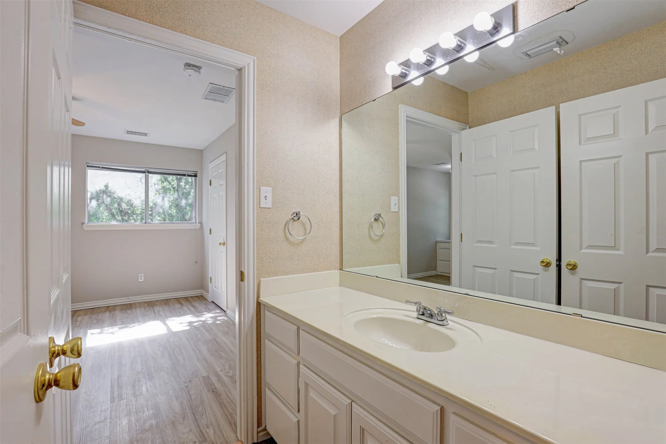 Single Family Residence For Sale in Tarrant County , 104 W Ash Lane, Euless, Texas 76039, 3 Bedroom, 3 Bathroom, 3 Garage spaces, 3,270 Sqft, built in 1995, mls#21326077, Real Estate Agent in Euless, Homes For Sale in Tarrant county, Homes For Sale in Euless, Realtor in Euless Texas, Real Estate Brokerage Independent Realty Texas, Luminita Cordes Realtor