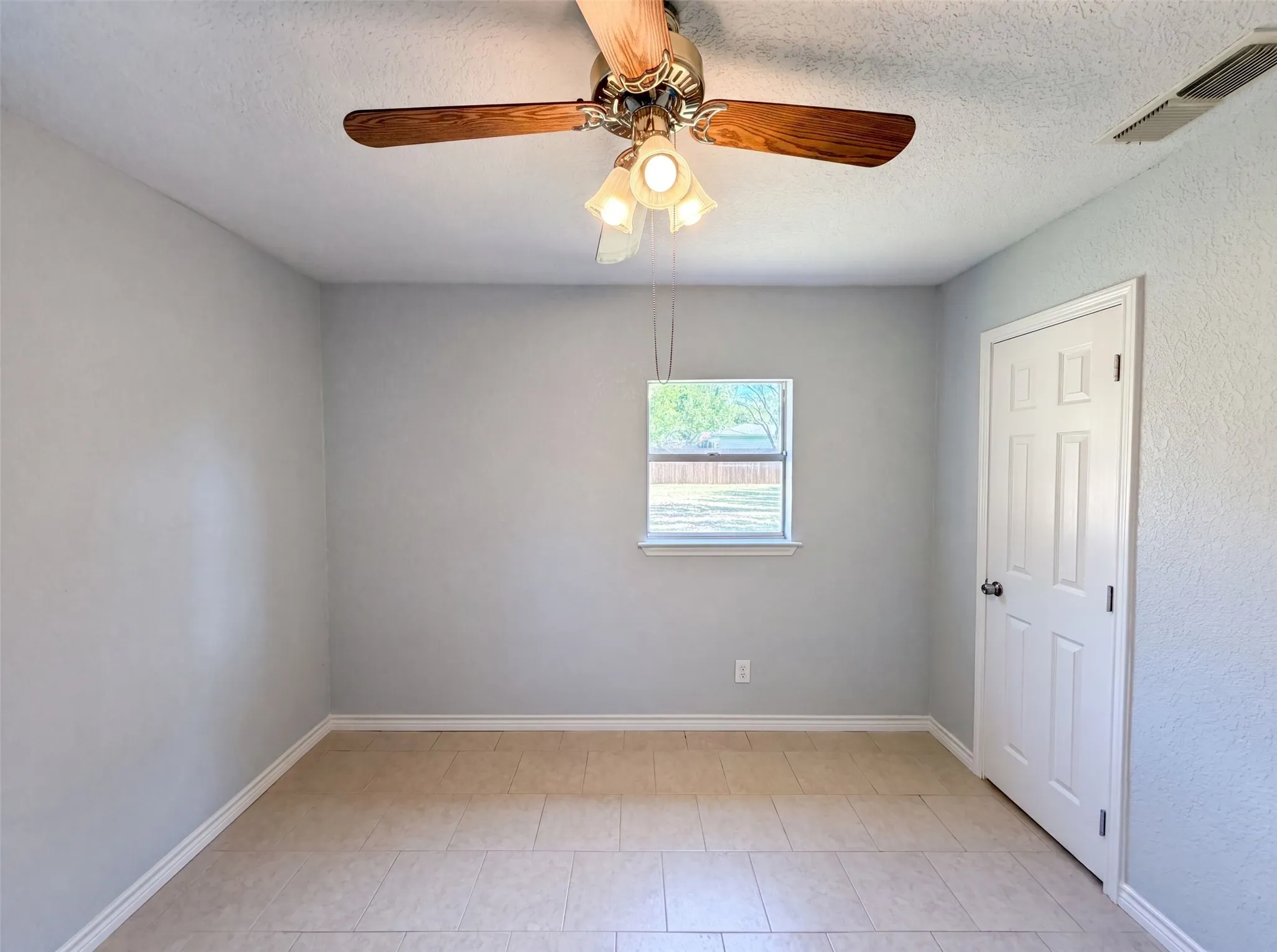 Single Family Residence For Sale in Montague County , 502 Jennings Street, Nocona, Texas 76255, 3 Bedroom, 2 Bathroom, Garage spaces, 1,225 Sqft, built in 1984, mls#21326945, Real Estate Agent in Nocona, Homes For Sale in Montague county, Homes For Sale in Nocona, Realtor in Nocona Texas, Real Estate Brokerage Independent Realty Texas, Luminita Cordes Realtor