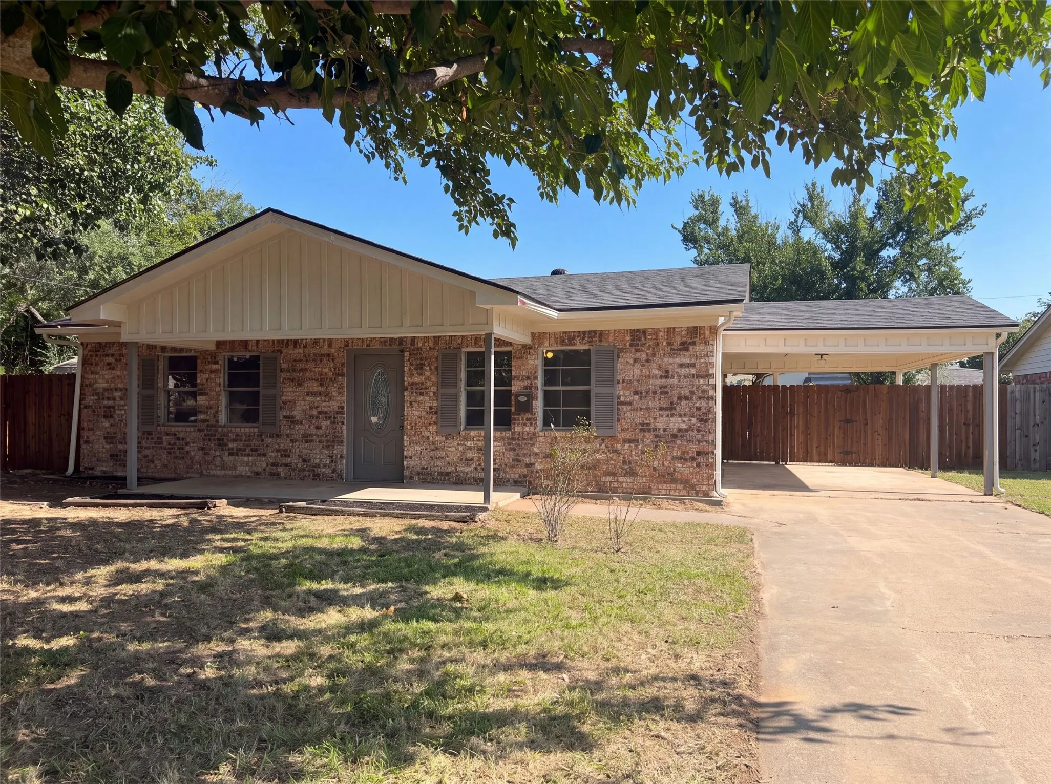 Single Family Residence For Sale in Montague County , 502 Jennings Street, Nocona, Texas 76255, 3 Bedroom, 2 Bathroom, Garage spaces, 1,225 Sqft, built in 1984, mls#21326945, Real Estate Agent in Nocona, Homes For Sale in Montague county, Homes For Sale in Nocona, Realtor in Nocona Texas, Real Estate Brokerage Independent Realty Texas, Luminita Cordes Realtor