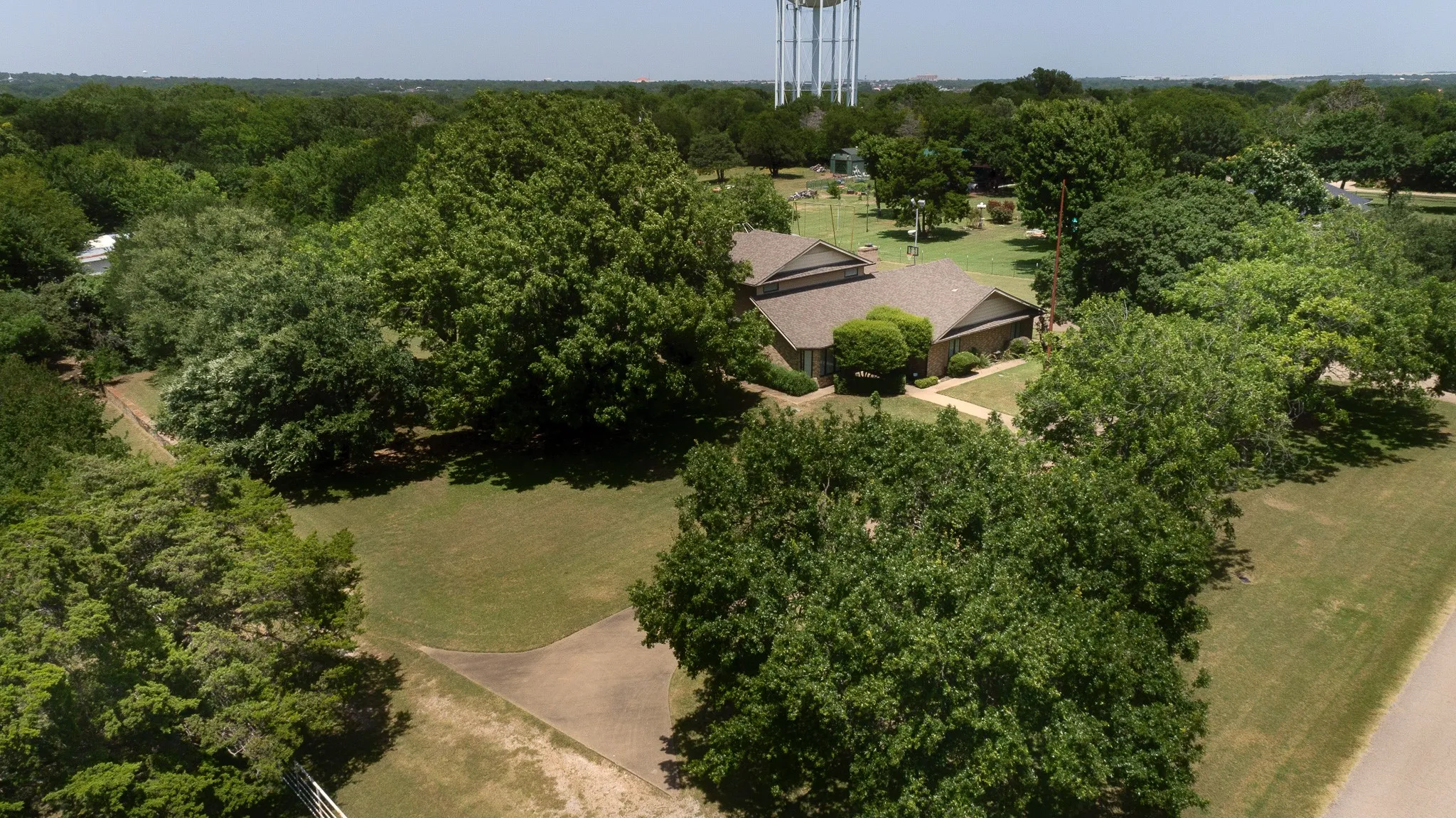 Single Family Residence For Sale in Dallas County , 1027 Sherman Drive, Cedar Hill, Texas 75104, 4 Bedroom, 3 Bathroom, 2 Garage spaces, 3,844 Sqft, built in 1984, mls#21326720, Real Estate Agent in Cedar Hill, Homes For Sale in Dallas county, Homes For Sale in Cedar Hill, Realtor in Cedar Hill Texas, Real Estate Brokerage Independent Realty Texas, Luminita Cordes Realtor
