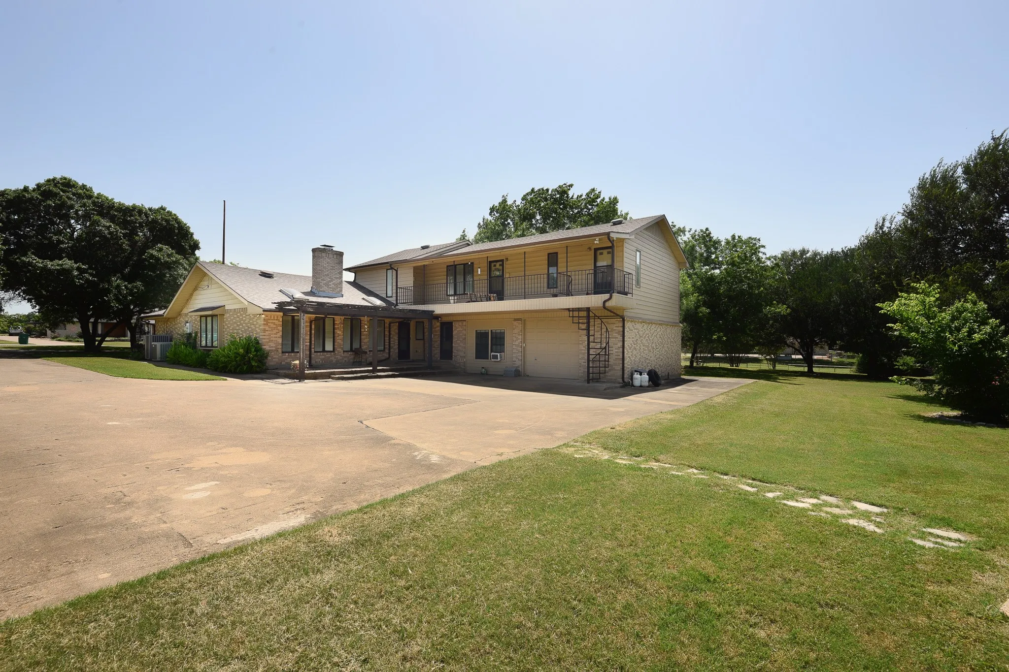 Single Family Residence For Sale in Dallas County , 1027 Sherman Drive, Cedar Hill, Texas 75104, 4 Bedroom, 3 Bathroom, 2 Garage spaces, 3,844 Sqft, built in 1984, mls#21326720, Real Estate Agent in Cedar Hill, Homes For Sale in Dallas county, Homes For Sale in Cedar Hill, Realtor in Cedar Hill Texas, Real Estate Brokerage Independent Realty Texas, Luminita Cordes Realtor