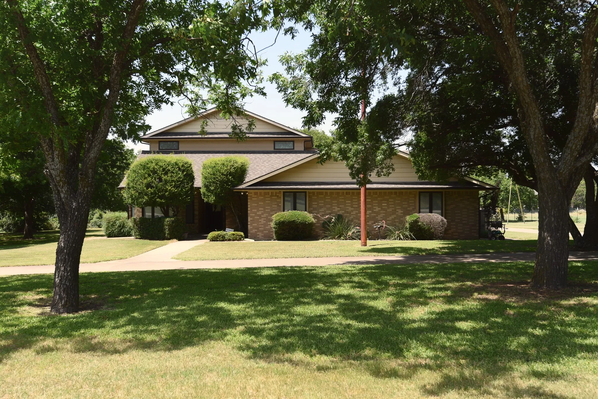 Single Family Residence For Sale in Dallas County , 1027 Sherman Drive, Cedar Hill, Texas 75104, 4 Bedroom, 3 Bathroom, 2 Garage spaces, 3,844 Sqft, built in 1984, mls#21326720, Real Estate Agent in Cedar Hill, Homes For Sale in Dallas county, Homes For Sale in Cedar Hill, Realtor in Cedar Hill Texas, Real Estate Brokerage Independent Realty Texas, Luminita Cordes Realtor