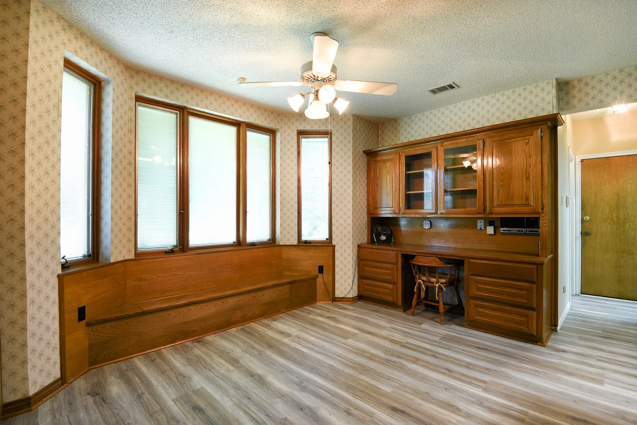 Single Family Residence For Sale in Dallas County , 1027 Sherman Drive, Cedar Hill, Texas 75104, 4 Bedroom, 3 Bathroom, 2 Garage spaces, 3,844 Sqft, built in 1984, mls#21326720, Real Estate Agent in Cedar Hill, Homes For Sale in Dallas county, Homes For Sale in Cedar Hill, Realtor in Cedar Hill Texas, Real Estate Brokerage Independent Realty Texas, Luminita Cordes Realtor