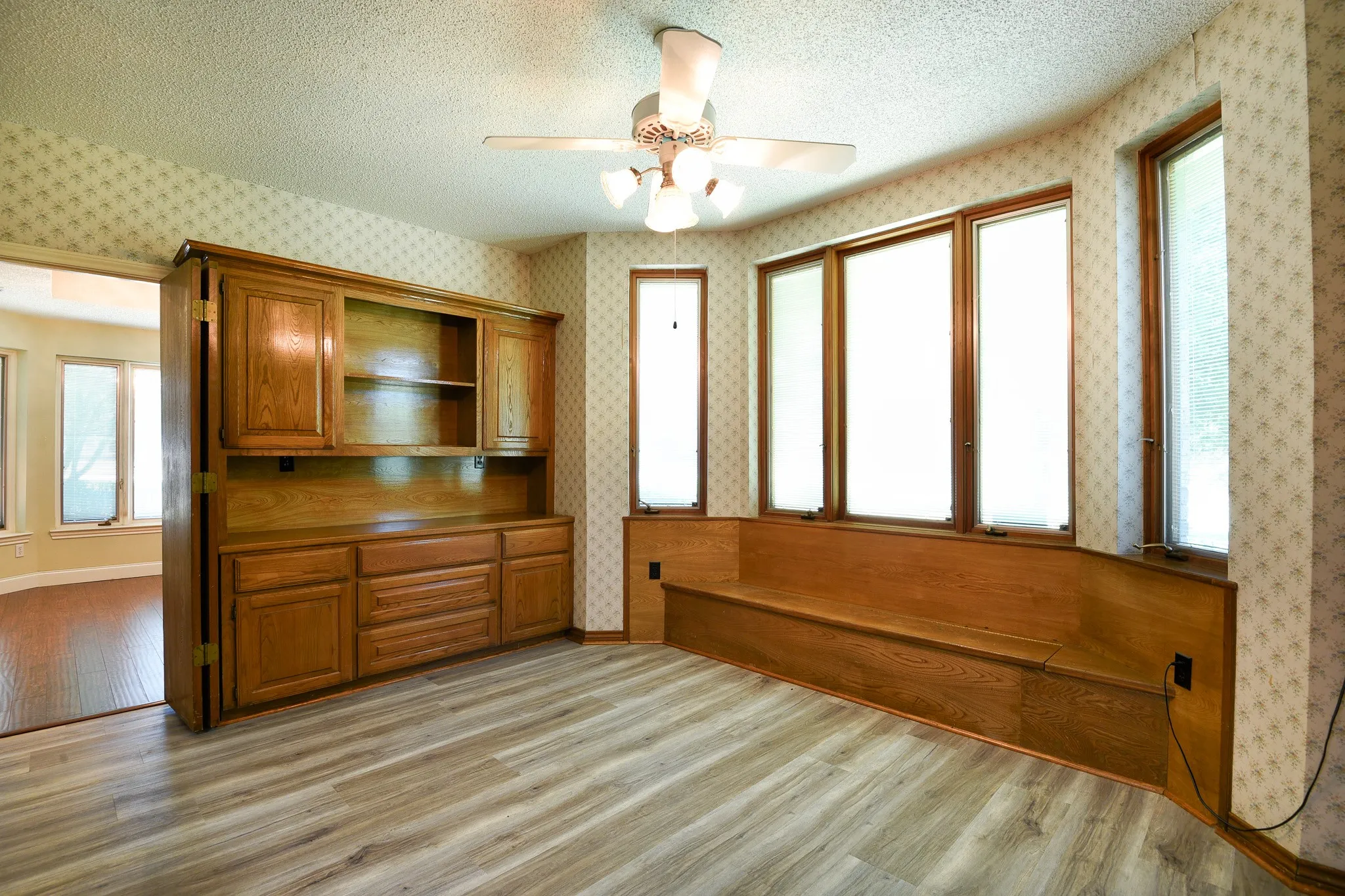 Single Family Residence For Sale in Dallas County , 1027 Sherman Drive, Cedar Hill, Texas 75104, 4 Bedroom, 3 Bathroom, 2 Garage spaces, 3,844 Sqft, built in 1984, mls#21326720, Real Estate Agent in Cedar Hill, Homes For Sale in Dallas county, Homes For Sale in Cedar Hill, Realtor in Cedar Hill Texas, Real Estate Brokerage Independent Realty Texas, Luminita Cordes Realtor