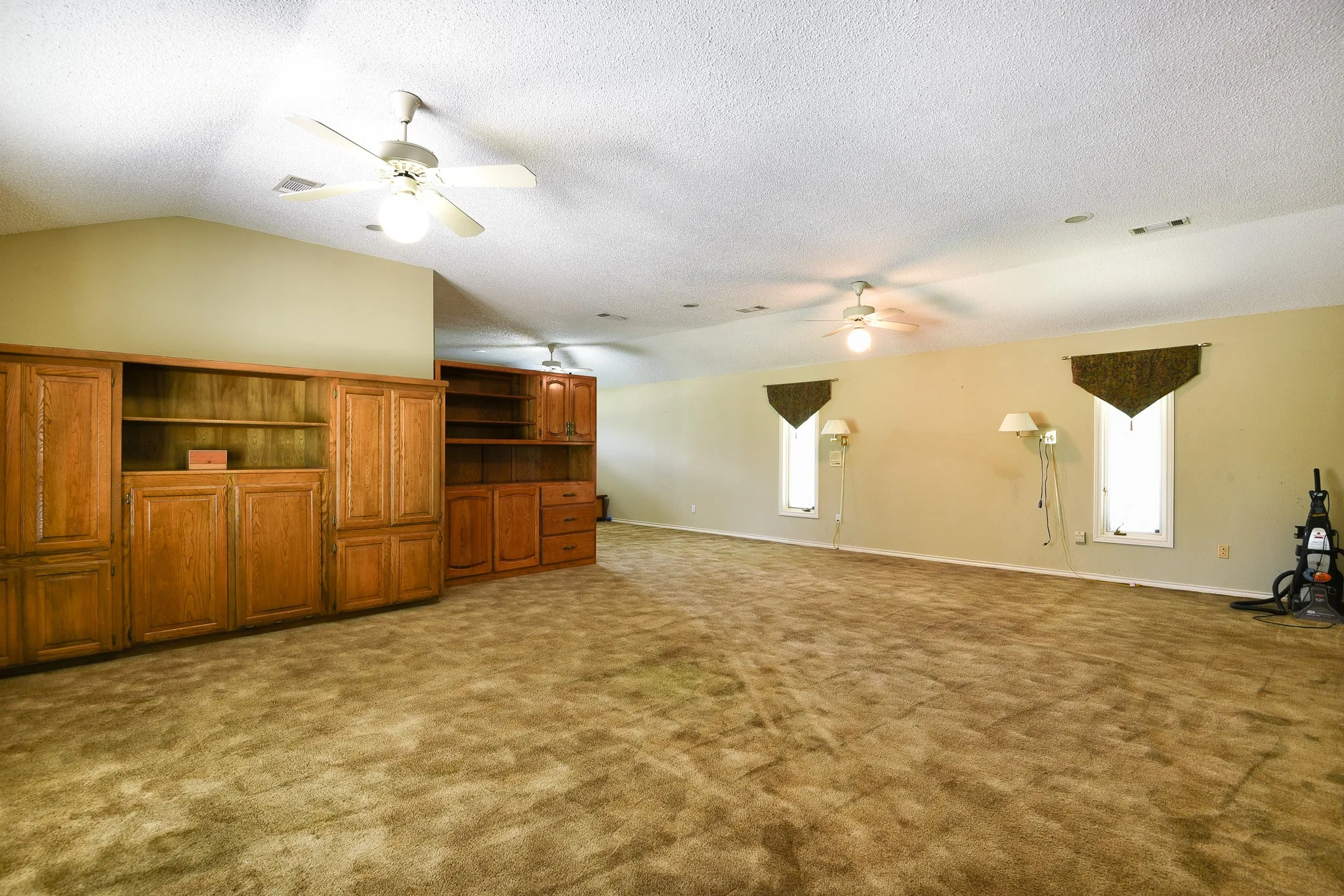 Single Family Residence For Sale in Dallas County , 1027 Sherman Drive, Cedar Hill, Texas 75104, 4 Bedroom, 3 Bathroom, 2 Garage spaces, 3,844 Sqft, built in 1984, mls#21326720, Real Estate Agent in Cedar Hill, Homes For Sale in Dallas county, Homes For Sale in Cedar Hill, Realtor in Cedar Hill Texas, Real Estate Brokerage Independent Realty Texas, Luminita Cordes Realtor