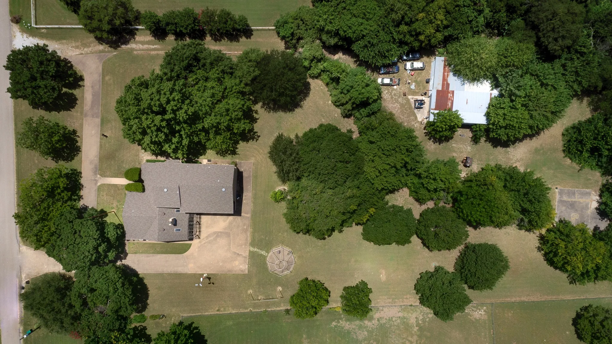 Single Family Residence For Sale in Dallas County , 1027 Sherman Drive, Cedar Hill, Texas 75104, 4 Bedroom, 3 Bathroom, 2 Garage spaces, 3,844 Sqft, built in 1984, mls#21326720, Real Estate Agent in Cedar Hill, Homes For Sale in Dallas county, Homes For Sale in Cedar Hill, Realtor in Cedar Hill Texas, Real Estate Brokerage Independent Realty Texas, Luminita Cordes Realtor
