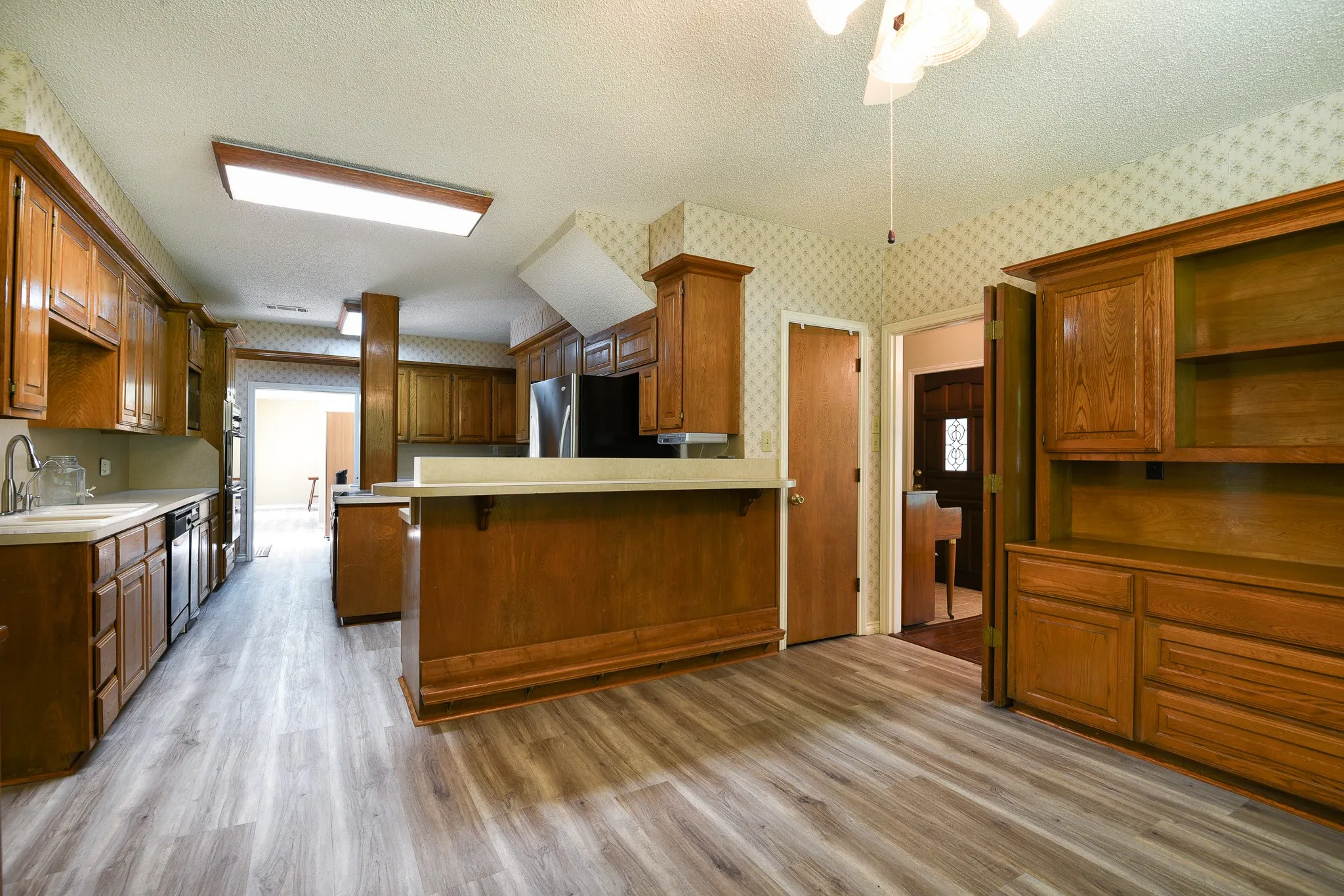 Single Family Residence For Sale in Dallas County , 1027 Sherman Drive, Cedar Hill, Texas 75104, 4 Bedroom, 3 Bathroom, 2 Garage spaces, 3,844 Sqft, built in 1984, mls#21326720, Real Estate Agent in Cedar Hill, Homes For Sale in Dallas county, Homes For Sale in Cedar Hill, Realtor in Cedar Hill Texas, Real Estate Brokerage Independent Realty Texas, Luminita Cordes Realtor