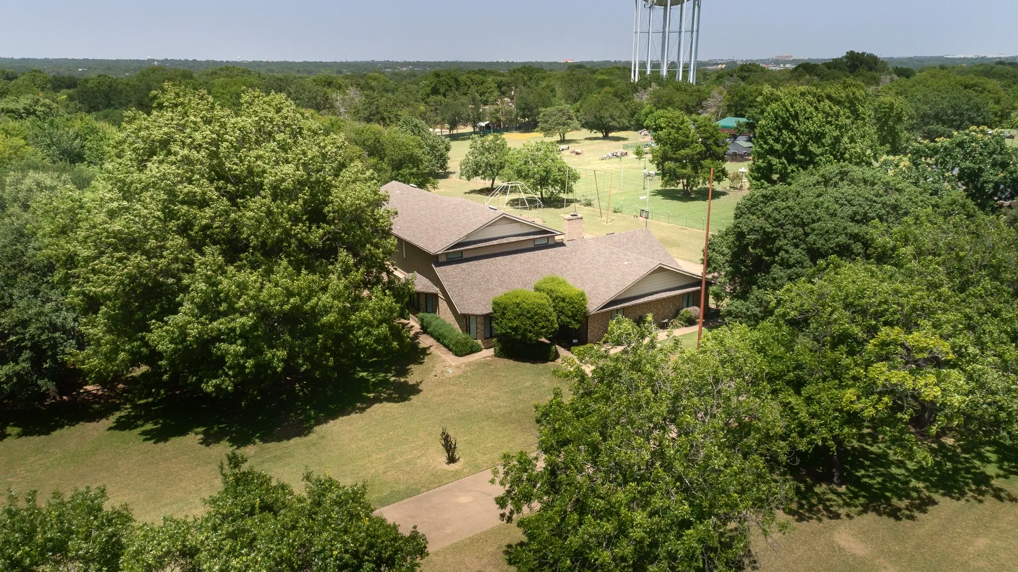 Single Family Residence For Sale in Dallas County , 1027 Sherman Drive, Cedar Hill, Texas 75104, 4 Bedroom, 3 Bathroom, 2 Garage spaces, 3,844 Sqft, built in 1984, mls#21326720, Real Estate Agent in Cedar Hill, Homes For Sale in Dallas county, Homes For Sale in Cedar Hill, Realtor in Cedar Hill Texas, Real Estate Brokerage Independent Realty Texas, Luminita Cordes Realtor