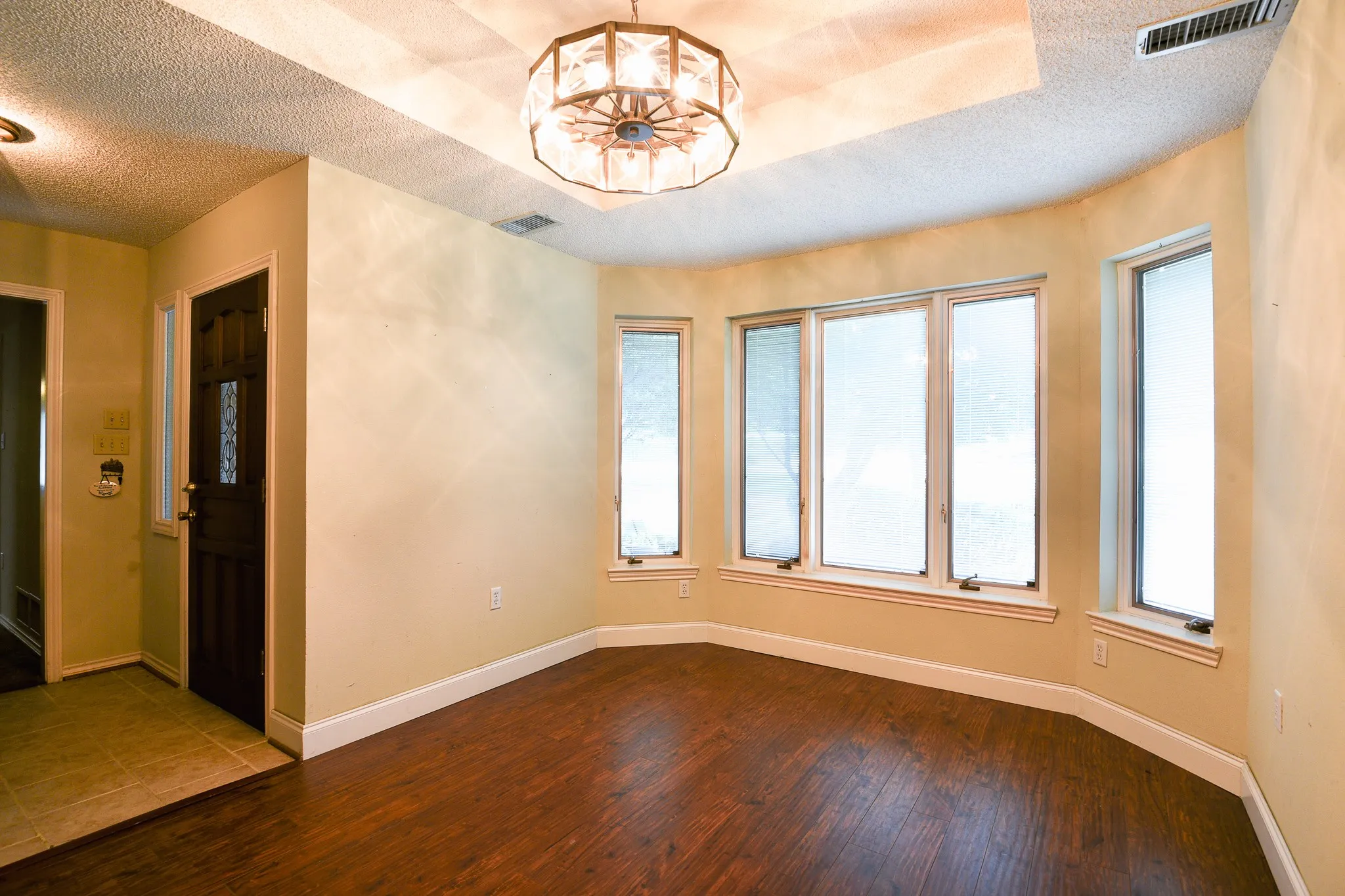 Single Family Residence For Sale in Dallas County , 1027 Sherman Drive, Cedar Hill, Texas 75104, 4 Bedroom, 3 Bathroom, 2 Garage spaces, 3,844 Sqft, built in 1984, mls#21326720, Real Estate Agent in Cedar Hill, Homes For Sale in Dallas county, Homes For Sale in Cedar Hill, Realtor in Cedar Hill Texas, Real Estate Brokerage Independent Realty Texas, Luminita Cordes Realtor