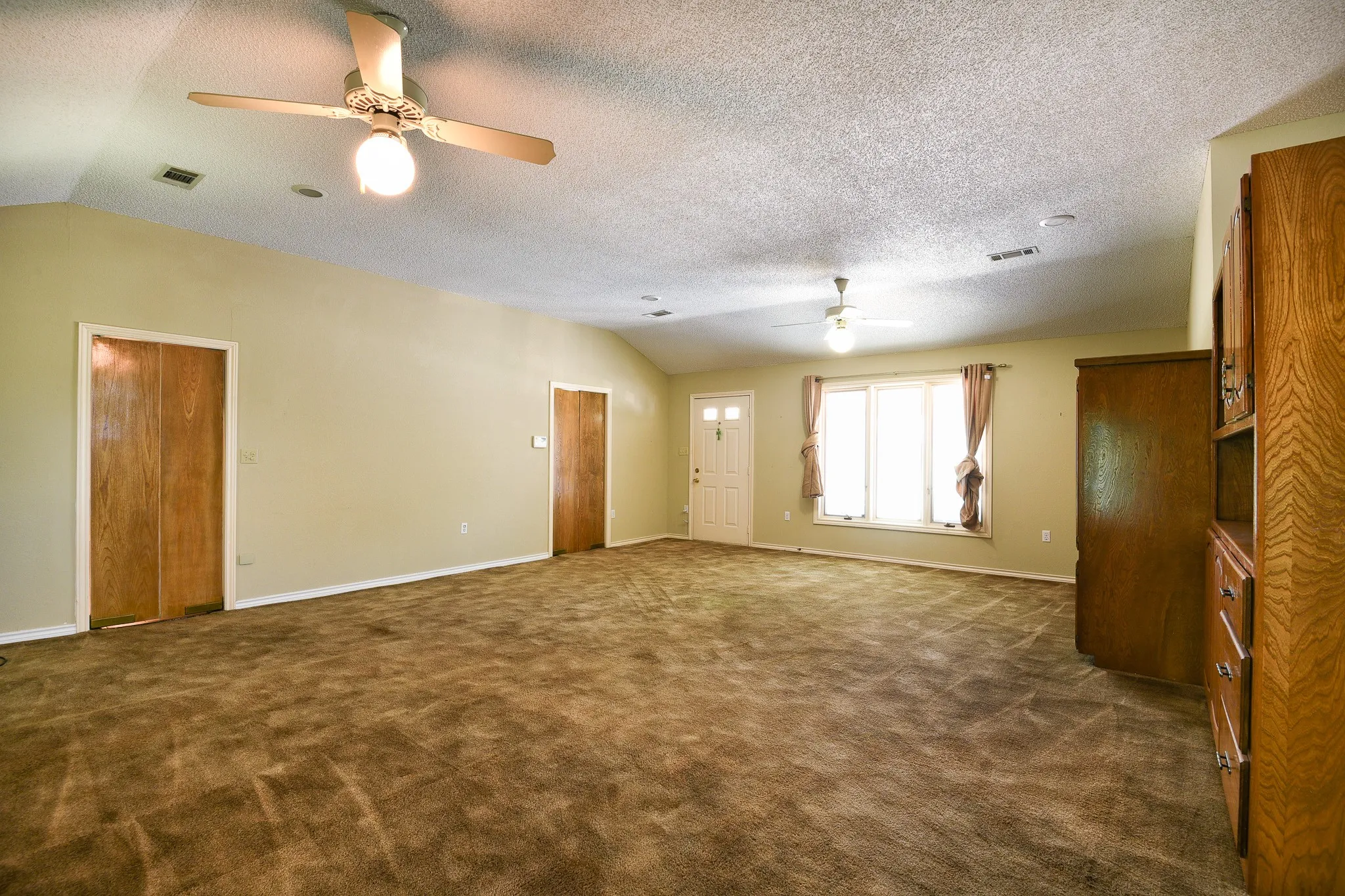 Single Family Residence For Sale in Dallas County , 1027 Sherman Drive, Cedar Hill, Texas 75104, 4 Bedroom, 3 Bathroom, 2 Garage spaces, 3,844 Sqft, built in 1984, mls#21326720, Real Estate Agent in Cedar Hill, Homes For Sale in Dallas county, Homes For Sale in Cedar Hill, Realtor in Cedar Hill Texas, Real Estate Brokerage Independent Realty Texas, Luminita Cordes Realtor