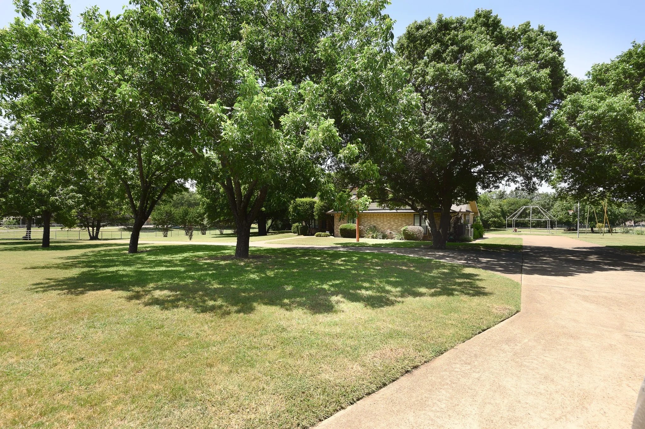 Single Family Residence For Sale in Dallas County , 1027 Sherman Drive, Cedar Hill, Texas 75104, 4 Bedroom, 3 Bathroom, 2 Garage spaces, 3,844 Sqft, built in 1984, mls#21326720, Real Estate Agent in Cedar Hill, Homes For Sale in Dallas county, Homes For Sale in Cedar Hill, Realtor in Cedar Hill Texas, Real Estate Brokerage Independent Realty Texas, Luminita Cordes Realtor