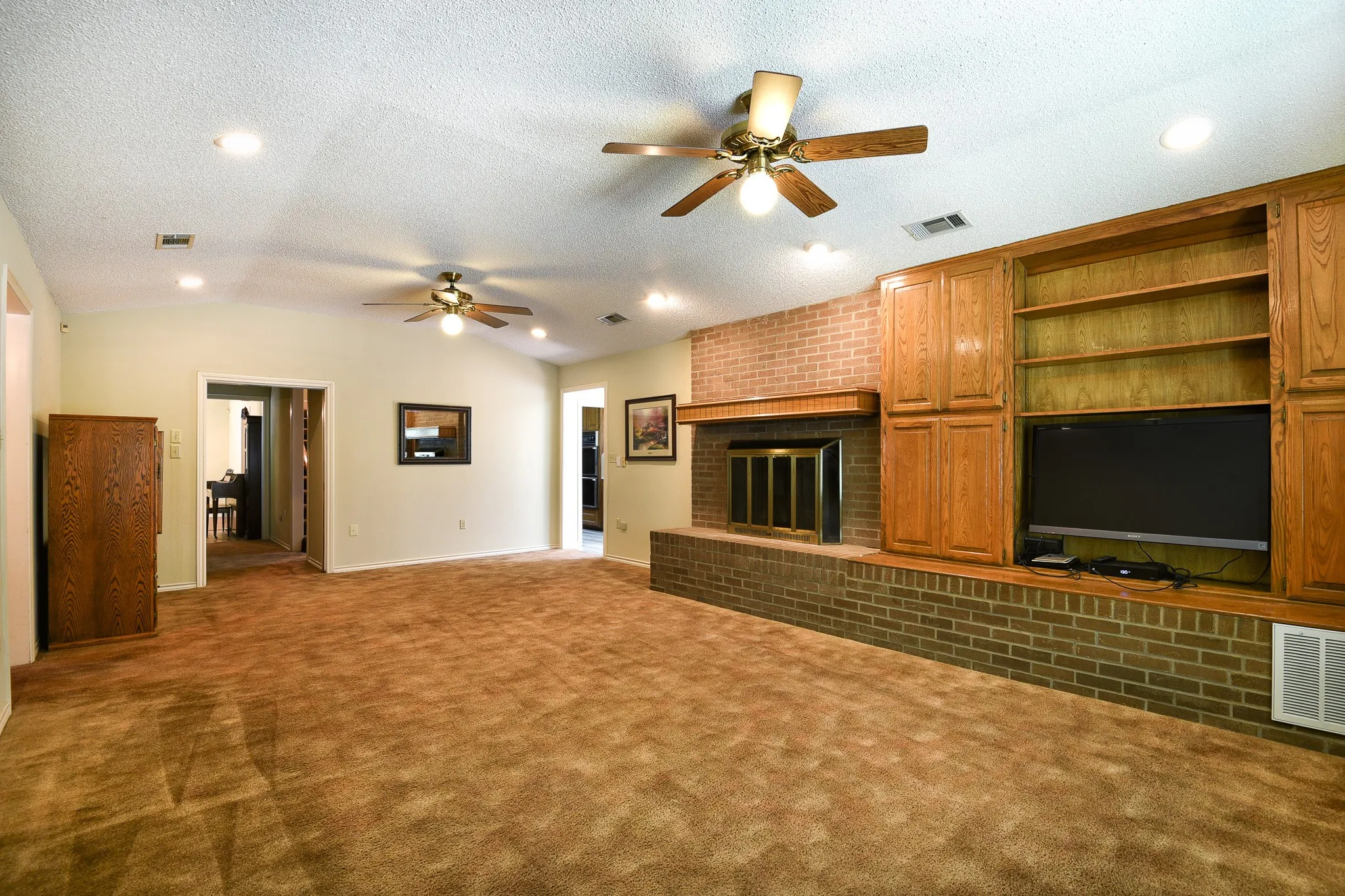 Single Family Residence For Sale in Dallas County , 1027 Sherman Drive, Cedar Hill, Texas 75104, 4 Bedroom, 3 Bathroom, 2 Garage spaces, 3,844 Sqft, built in 1984, mls#21326720, Real Estate Agent in Cedar Hill, Homes For Sale in Dallas county, Homes For Sale in Cedar Hill, Realtor in Cedar Hill Texas, Real Estate Brokerage Independent Realty Texas, Luminita Cordes Realtor