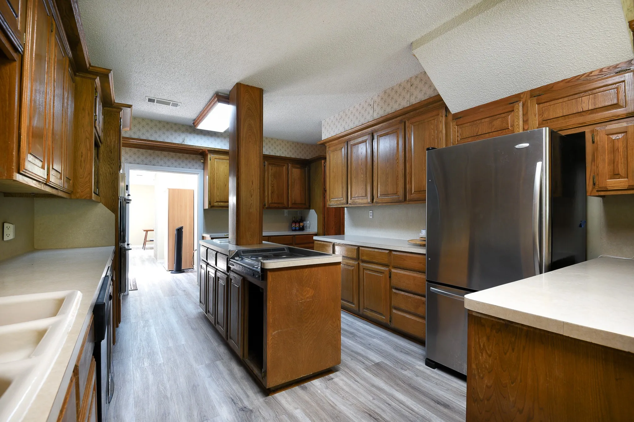 Single Family Residence For Sale in Dallas County , 1027 Sherman Drive, Cedar Hill, Texas 75104, 4 Bedroom, 3 Bathroom, 2 Garage spaces, 3,844 Sqft, built in 1984, mls#21326720, Real Estate Agent in Cedar Hill, Homes For Sale in Dallas county, Homes For Sale in Cedar Hill, Realtor in Cedar Hill Texas, Real Estate Brokerage Independent Realty Texas, Luminita Cordes Realtor