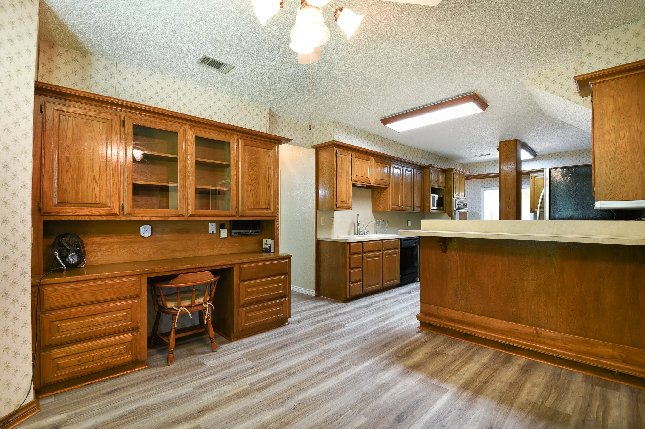 Single Family Residence For Sale in Dallas County , 1027 Sherman Drive, Cedar Hill, Texas 75104, 4 Bedroom, 3 Bathroom, 2 Garage spaces, 3,844 Sqft, built in 1984, mls#21326720, Real Estate Agent in Cedar Hill, Homes For Sale in Dallas county, Homes For Sale in Cedar Hill, Realtor in Cedar Hill Texas, Real Estate Brokerage Independent Realty Texas, Luminita Cordes Realtor