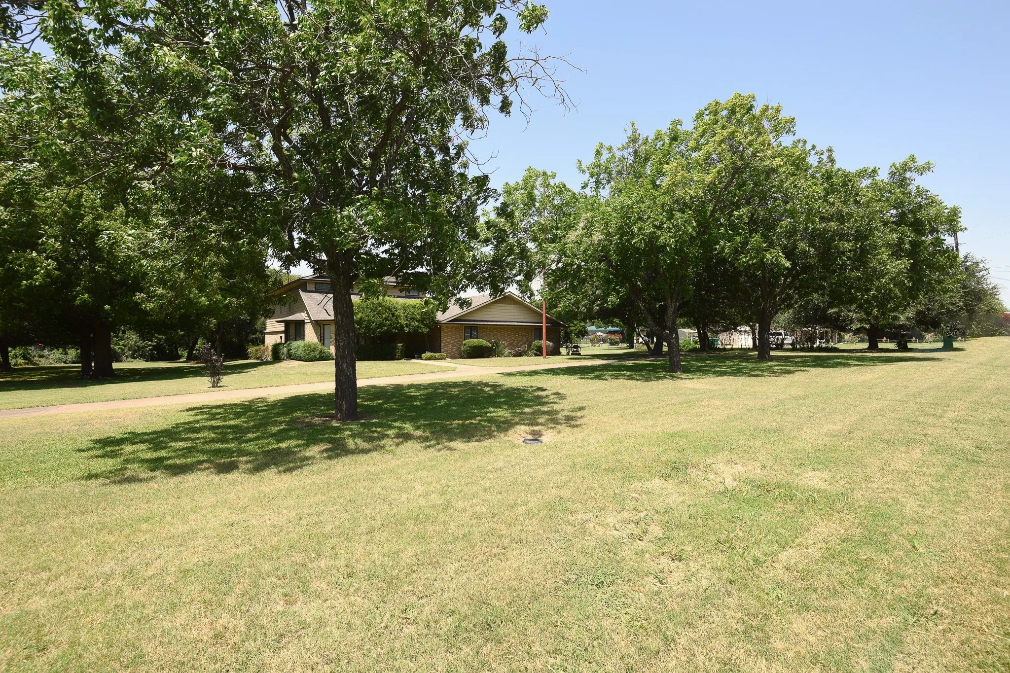 Single Family Residence For Sale in Dallas County , 1027 Sherman Drive, Cedar Hill, Texas 75104, 4 Bedroom, 3 Bathroom, 2 Garage spaces, 3,844 Sqft, built in 1984, mls#21326720, Real Estate Agent in Cedar Hill, Homes For Sale in Dallas county, Homes For Sale in Cedar Hill, Realtor in Cedar Hill Texas, Real Estate Brokerage Independent Realty Texas, Luminita Cordes Realtor
