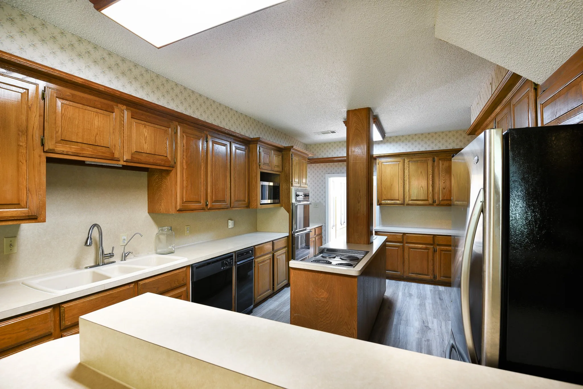 Single Family Residence For Sale in Dallas County , 1027 Sherman Drive, Cedar Hill, Texas 75104, 4 Bedroom, 3 Bathroom, 2 Garage spaces, 3,844 Sqft, built in 1984, mls#21326720, Real Estate Agent in Cedar Hill, Homes For Sale in Dallas county, Homes For Sale in Cedar Hill, Realtor in Cedar Hill Texas, Real Estate Brokerage Independent Realty Texas, Luminita Cordes Realtor