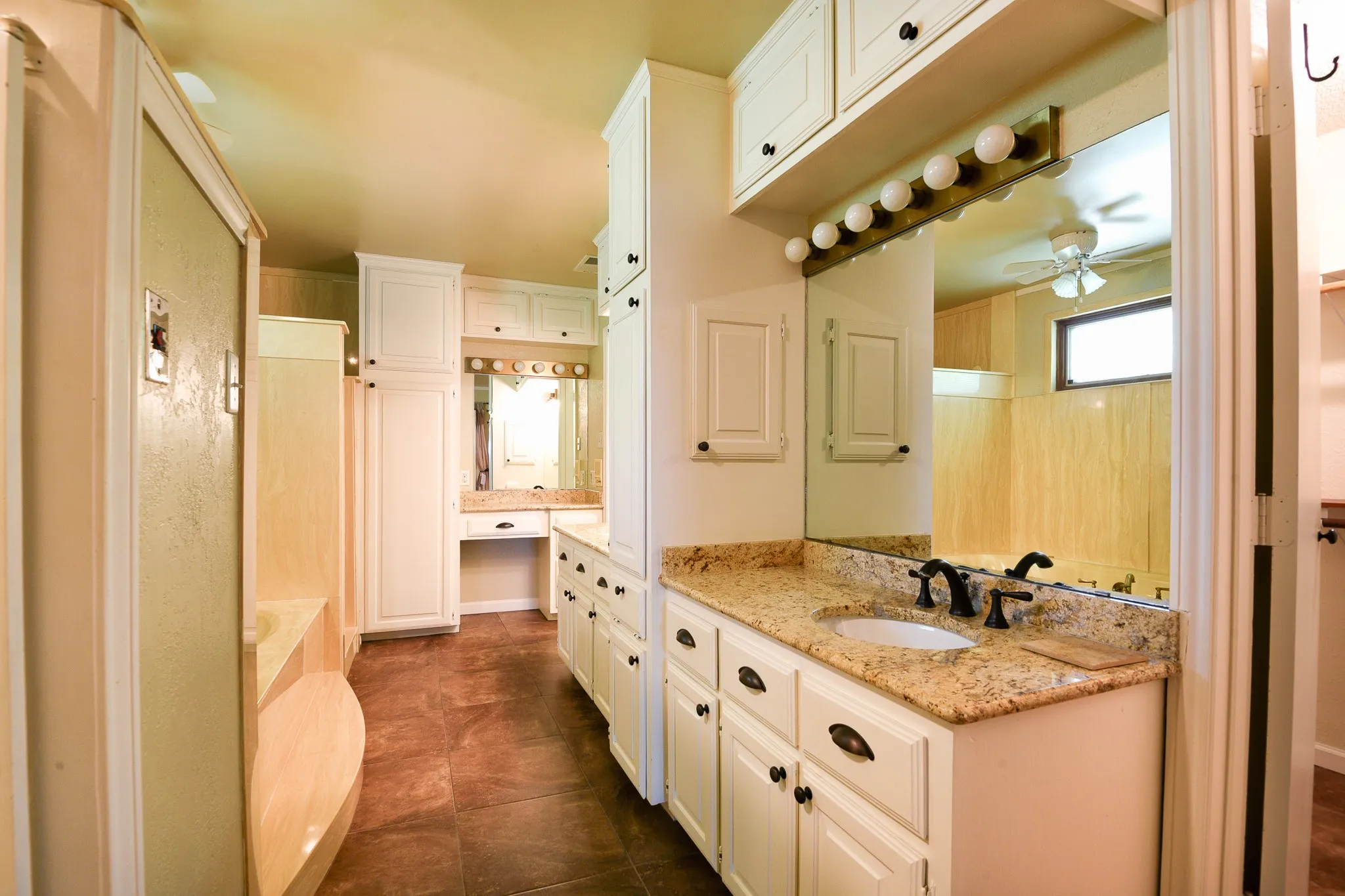 Single Family Residence For Sale in Dallas County , 1027 Sherman Drive, Cedar Hill, Texas 75104, 4 Bedroom, 3 Bathroom, 2 Garage spaces, 3,844 Sqft, built in 1984, mls#21326720, Real Estate Agent in Cedar Hill, Homes For Sale in Dallas county, Homes For Sale in Cedar Hill, Realtor in Cedar Hill Texas, Real Estate Brokerage Independent Realty Texas, Luminita Cordes Realtor