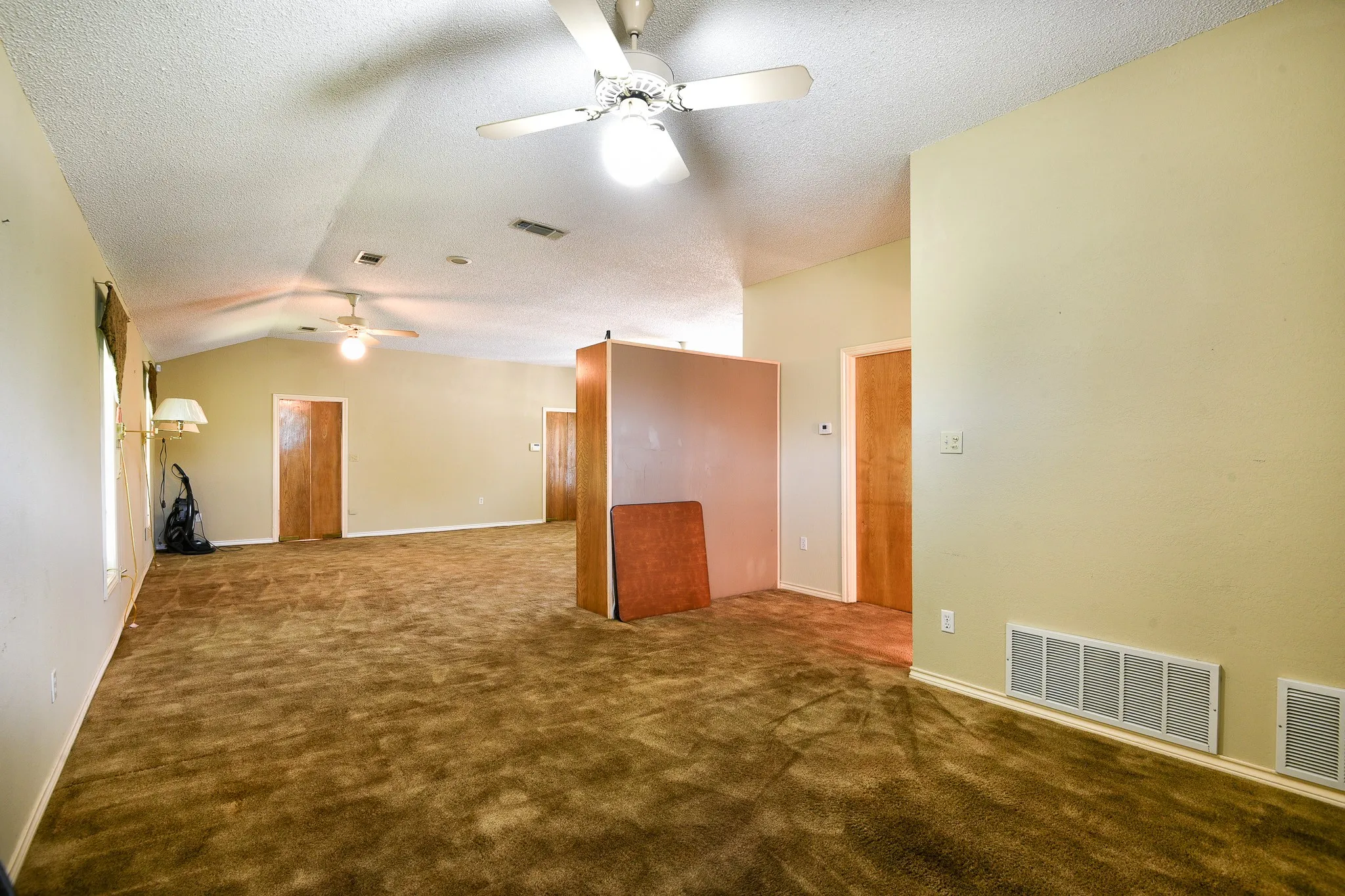Single Family Residence For Sale in Dallas County , 1027 Sherman Drive, Cedar Hill, Texas 75104, 4 Bedroom, 3 Bathroom, 2 Garage spaces, 3,844 Sqft, built in 1984, mls#21326720, Real Estate Agent in Cedar Hill, Homes For Sale in Dallas county, Homes For Sale in Cedar Hill, Realtor in Cedar Hill Texas, Real Estate Brokerage Independent Realty Texas, Luminita Cordes Realtor