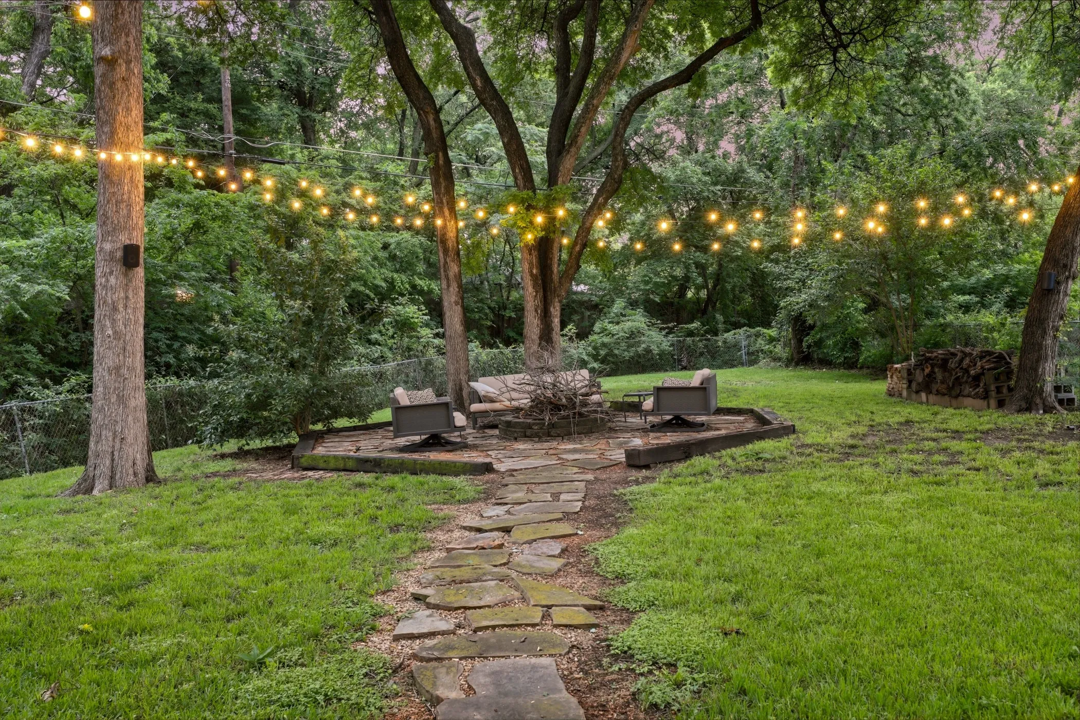 Single Family Residence For Sale in Dallas County , 2320 Chart Drive, Dallas, Texas 75228, 2 Bedroom, 2 Bathroom, 2 Garage spaces, 1,849 Sqft, built in 1961, mls#21325961, Real Estate Agent in Dallas, Homes For Sale in Dallas county, Homes For Sale in Dallas, Realtor in Dallas Texas, Real Estate Brokerage Independent Realty Texas, Luminita Cordes Realtor
