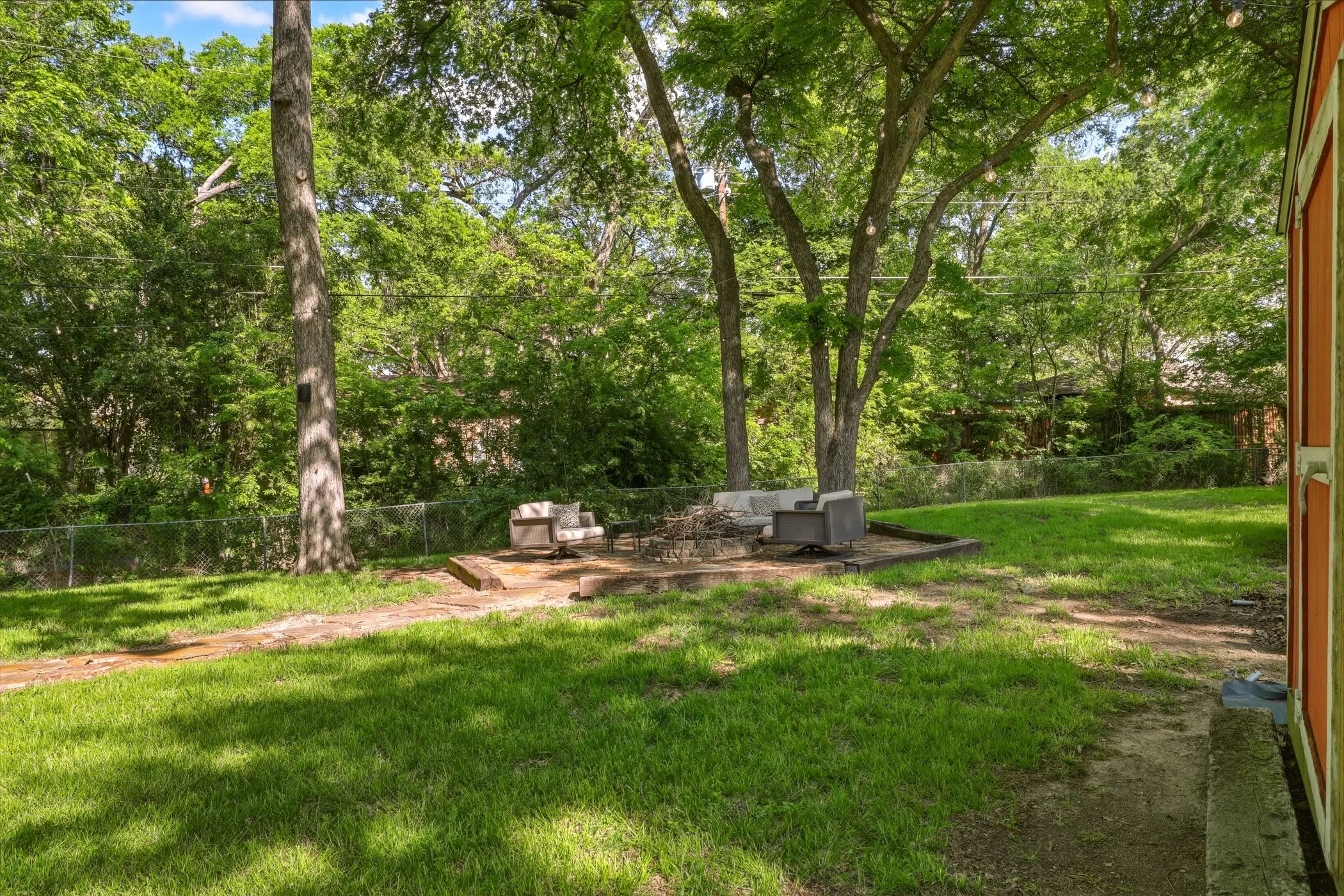 Single Family Residence For Sale in Dallas County , 2320 Chart Drive, Dallas, Texas 75228, 2 Bedroom, 2 Bathroom, 2 Garage spaces, 1,849 Sqft, built in 1961, mls#21325961, Real Estate Agent in Dallas, Homes For Sale in Dallas county, Homes For Sale in Dallas, Realtor in Dallas Texas, Real Estate Brokerage Independent Realty Texas, Luminita Cordes Realtor