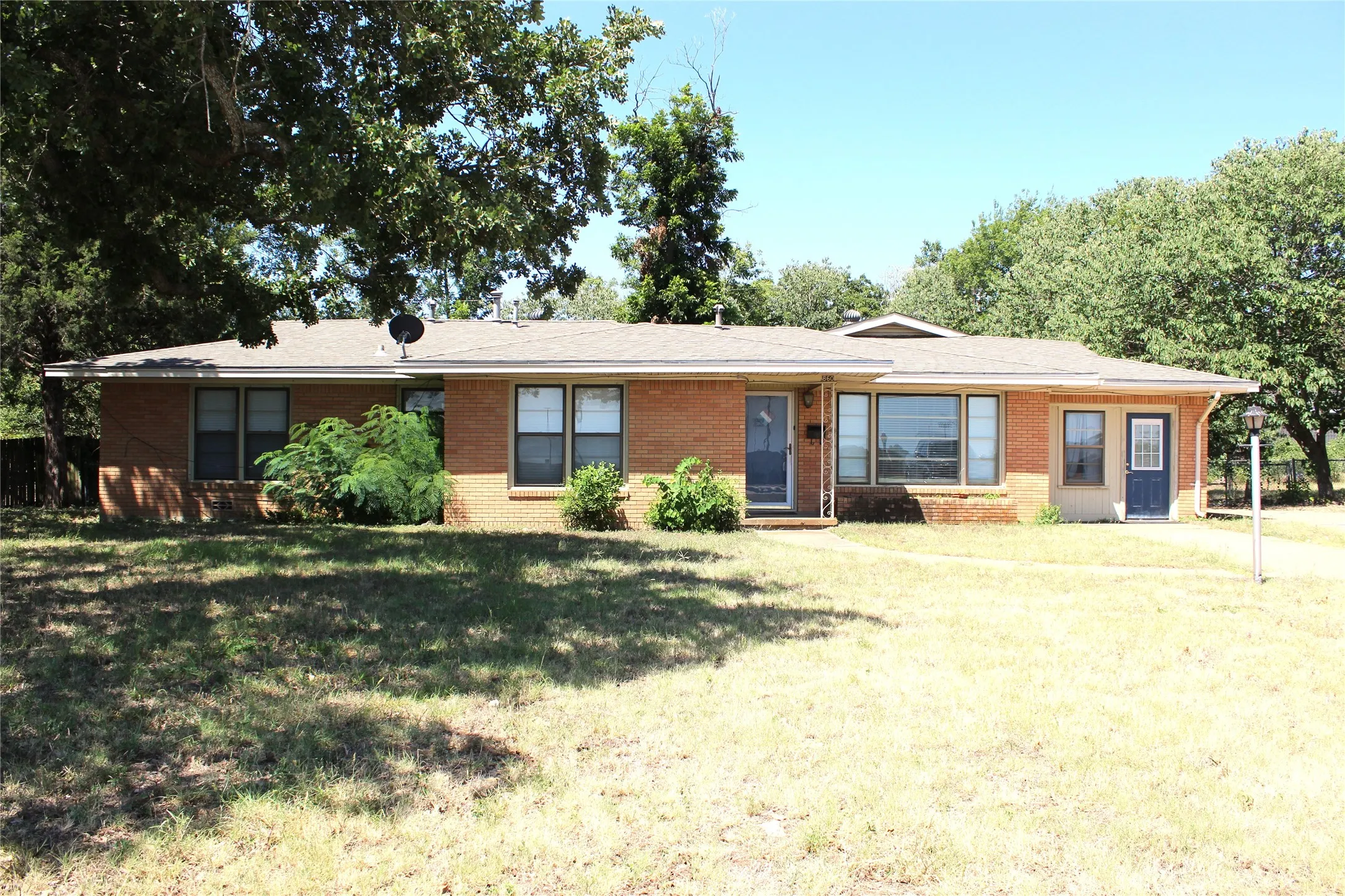 Single Family Residence For Sale in Erath County , 860 N Harbin Drive, Stephenville, Texas 76401, 4 Bedroom, 3 Bathroom, Garage spaces, 2,119 Sqft, built in 1957, mls#21326418, Real Estate Agent in Stephenville, Homes For Sale in Erath county, Homes For Sale in Stephenville, Realtor in Stephenville Texas, Real Estate Brokerage Independent Realty Texas, Luminita Cordes Realtor