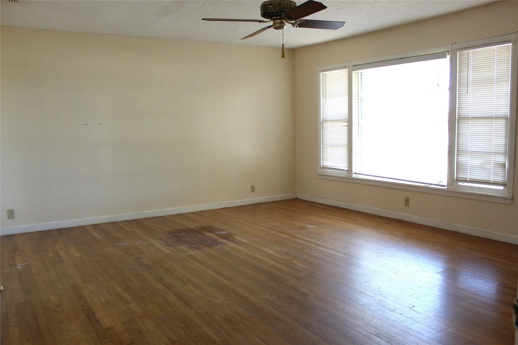 Single Family Residence For Sale in Erath County , 860 N Harbin Drive, Stephenville, Texas 76401, 4 Bedroom, 3 Bathroom, Garage spaces, 2,119 Sqft, built in 1957, mls#21326418, Real Estate Agent in Stephenville, Homes For Sale in Erath county, Homes For Sale in Stephenville, Realtor in Stephenville Texas, Real Estate Brokerage Independent Realty Texas, Luminita Cordes Realtor
