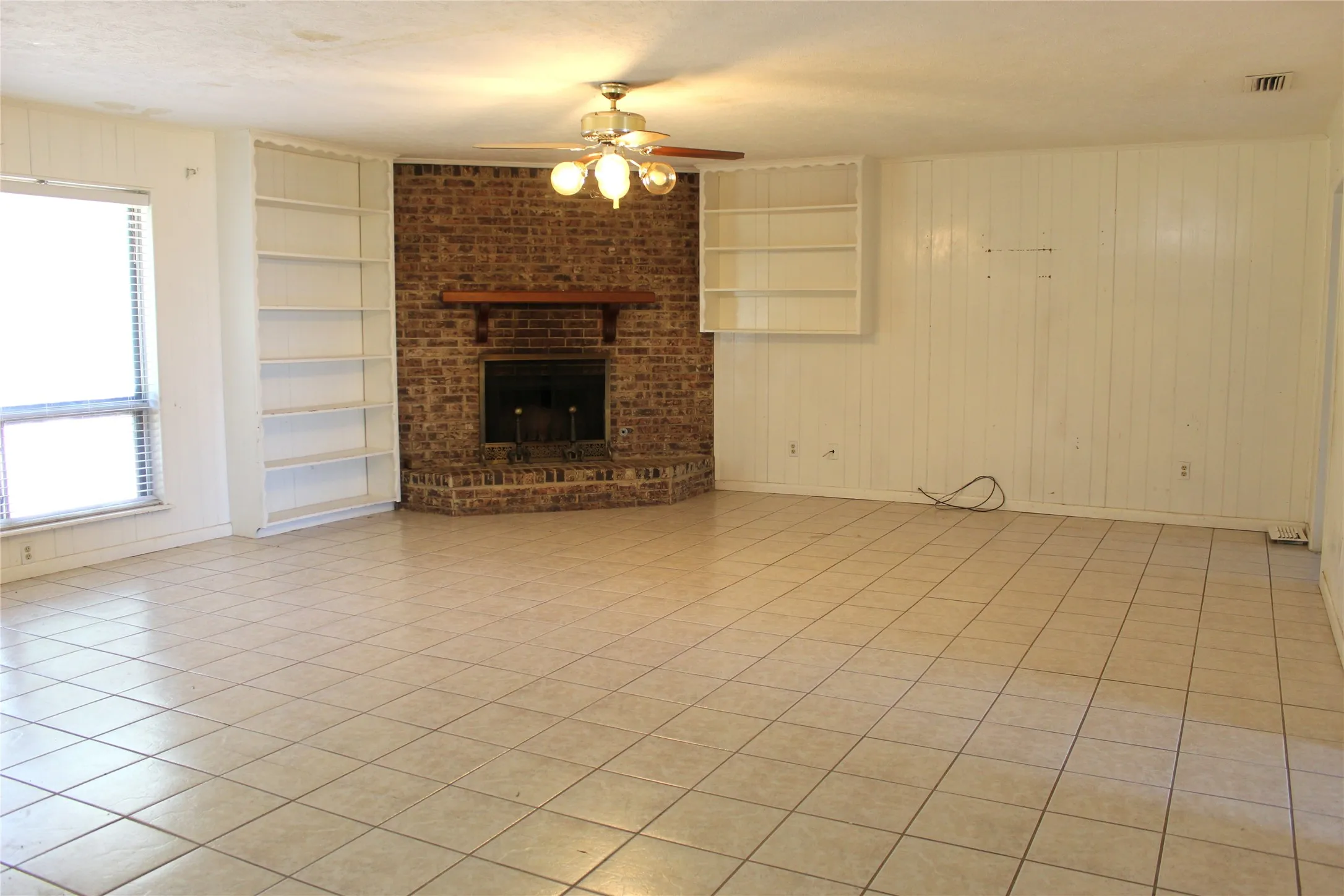 Single Family Residence For Sale in Erath County , 860 N Harbin Drive, Stephenville, Texas 76401, 4 Bedroom, 3 Bathroom, Garage spaces, 2,119 Sqft, built in 1957, mls#21326418, Real Estate Agent in Stephenville, Homes For Sale in Erath county, Homes For Sale in Stephenville, Realtor in Stephenville Texas, Real Estate Brokerage Independent Realty Texas, Luminita Cordes Realtor