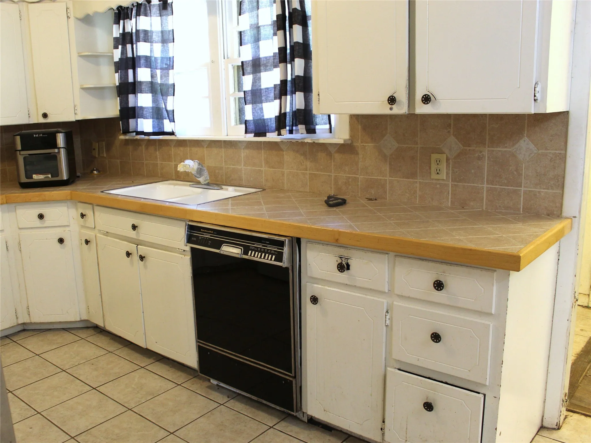 Single Family Residence For Sale in Erath County , 860 N Harbin Drive, Stephenville, Texas 76401, 4 Bedroom, 3 Bathroom, Garage spaces, 2,119 Sqft, built in 1957, mls#21326418, Real Estate Agent in Stephenville, Homes For Sale in Erath county, Homes For Sale in Stephenville, Realtor in Stephenville Texas, Real Estate Brokerage Independent Realty Texas, Luminita Cordes Realtor