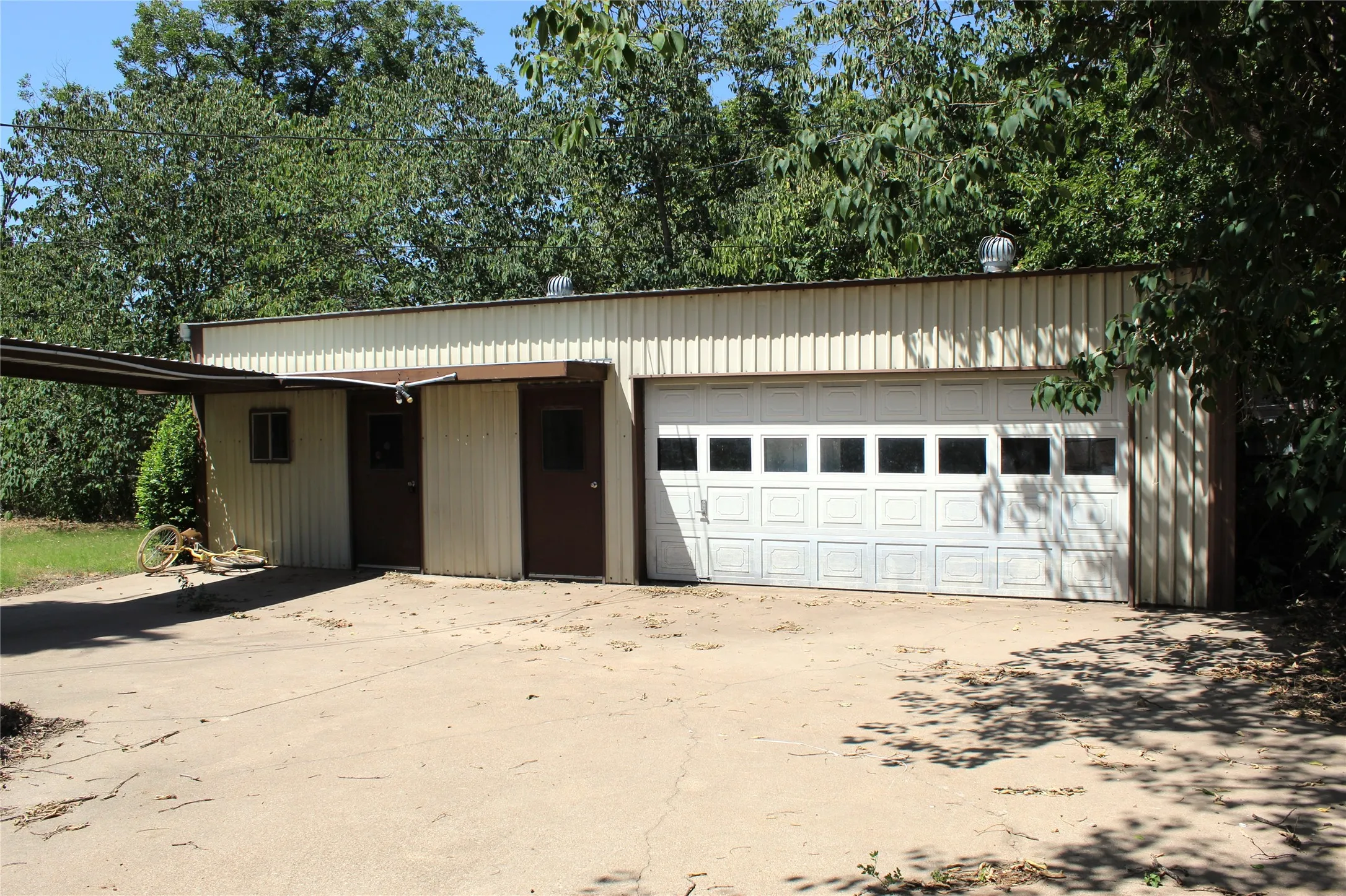Single Family Residence For Sale in Erath County , 860 N Harbin Drive, Stephenville, Texas 76401, 4 Bedroom, 3 Bathroom, Garage spaces, 2,119 Sqft, built in 1957, mls#21326418, Real Estate Agent in Stephenville, Homes For Sale in Erath county, Homes For Sale in Stephenville, Realtor in Stephenville Texas, Real Estate Brokerage Independent Realty Texas, Luminita Cordes Realtor